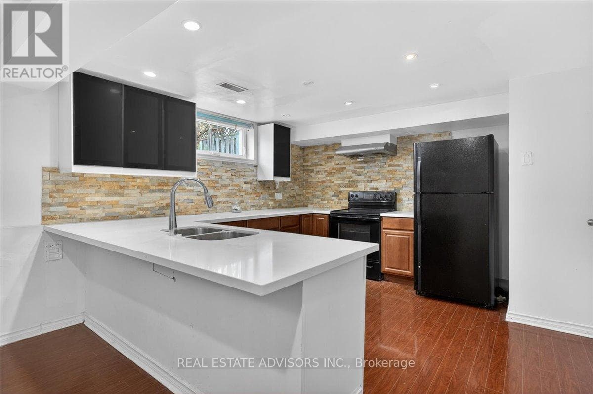 Large Brampton East bungalow with separate side entrance and second basement kitchen 27