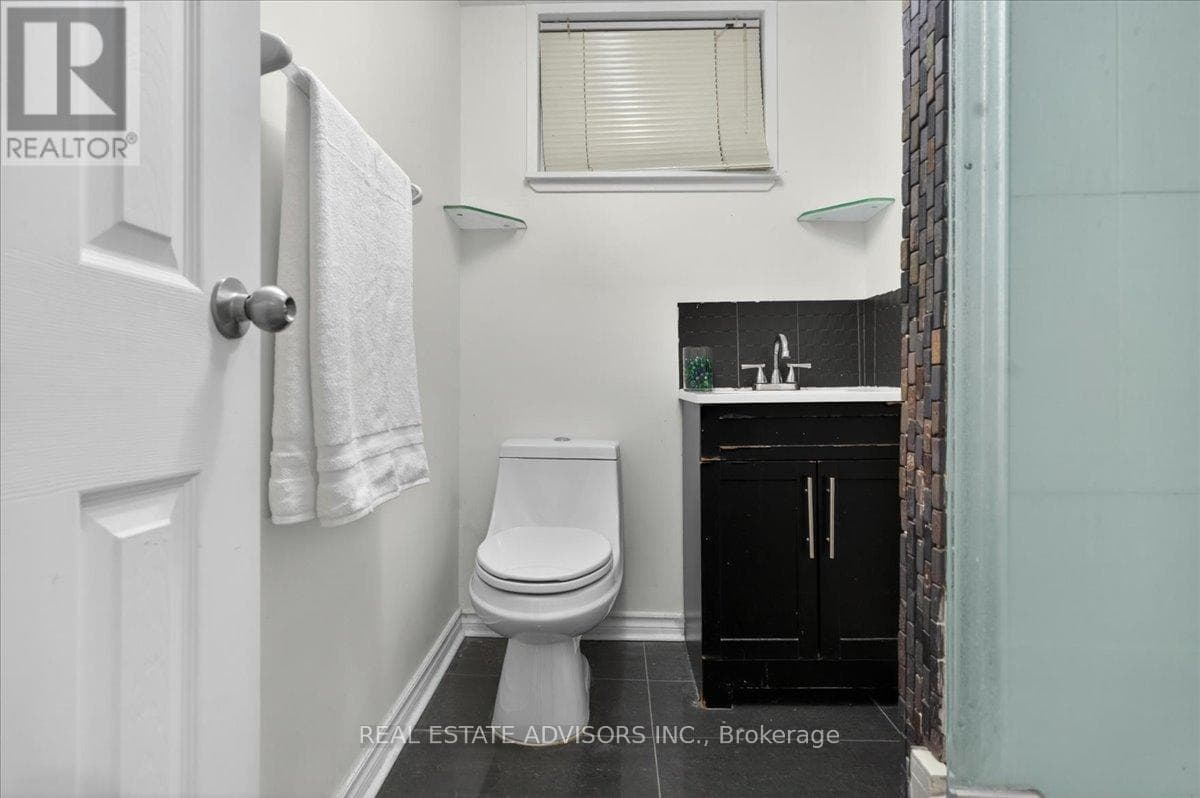 Large Brampton East bungalow with separate side entrance and second basement kitchen 31
