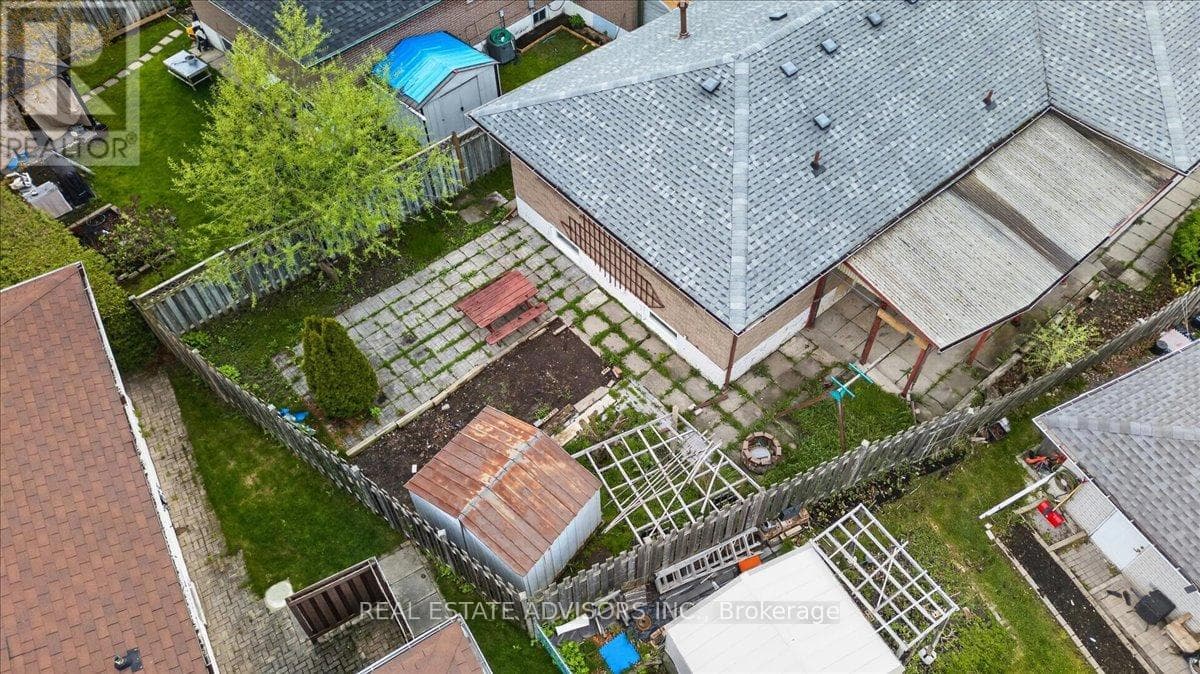 Large Brampton East bungalow with separate side entrance and second basement kitchen 35