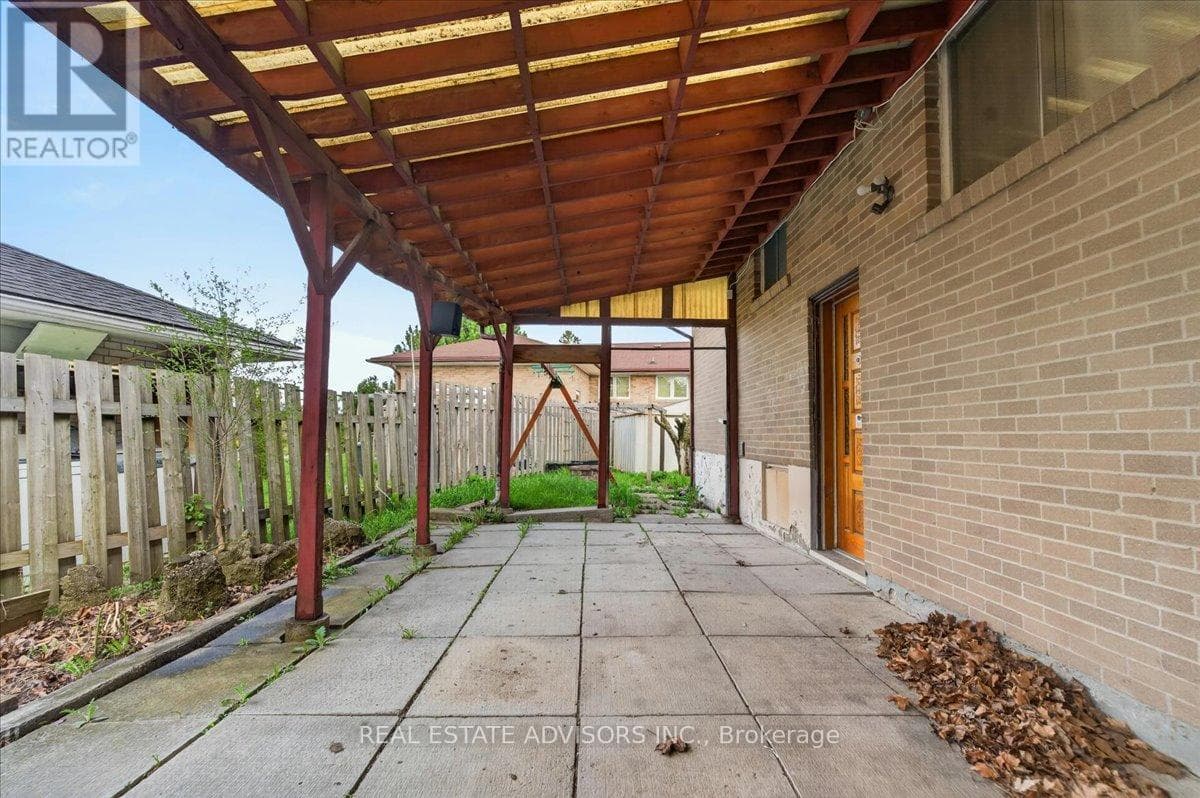 Large Brampton East bungalow with separate side entrance and second basement kitchen 38