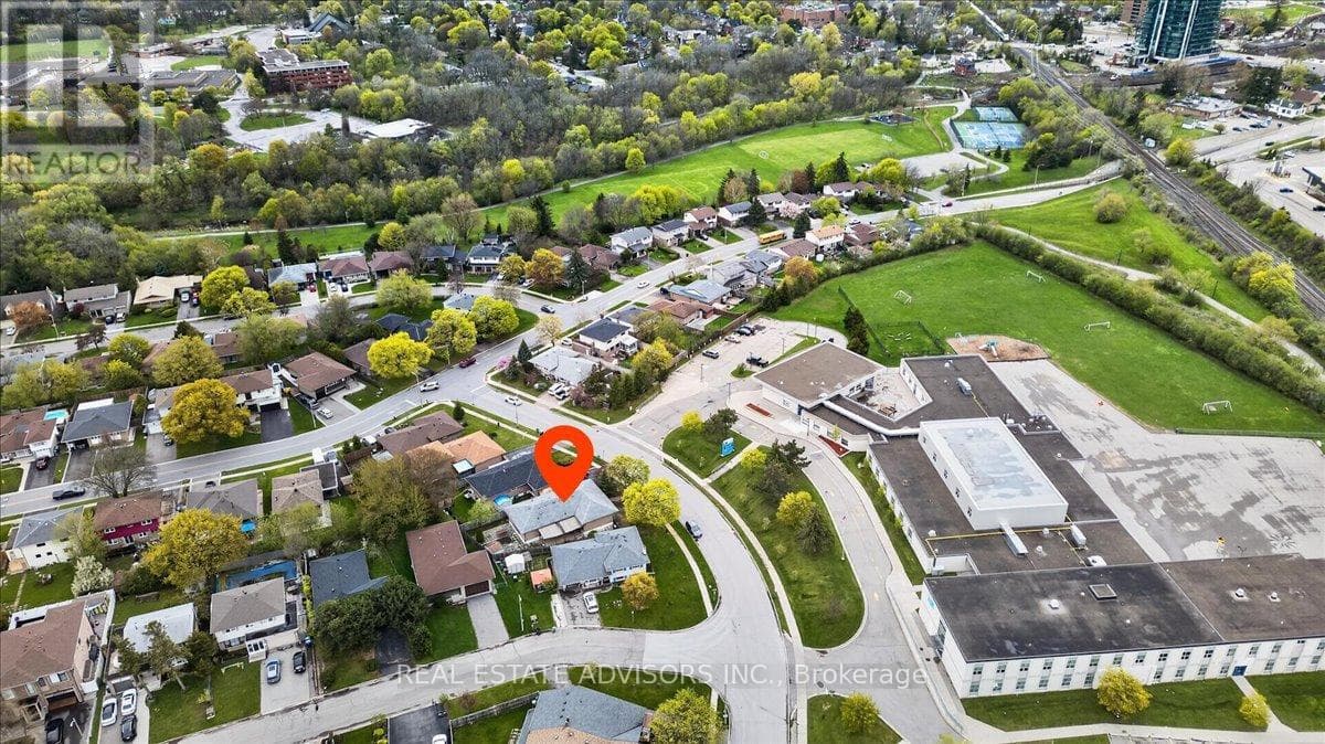 Large Brampton East bungalow with separate side entrance and second basement kitchen 43