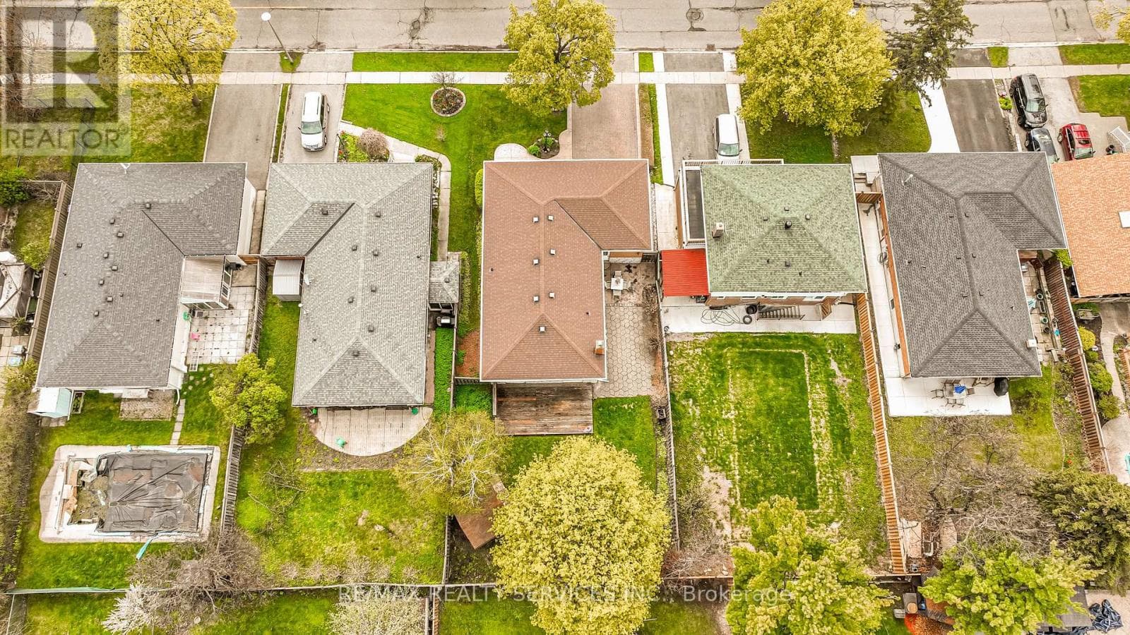 Renovated Brampton South bungalow with side entrance and finished basement, listed at $949,000 38