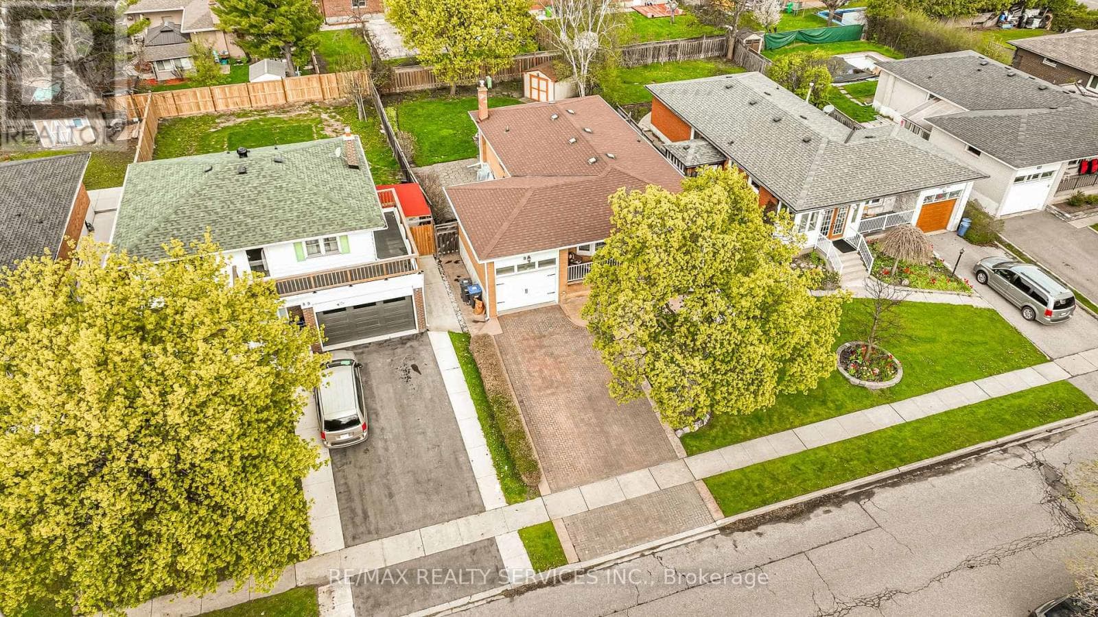 Renovated Brampton South bungalow with side entrance and finished basement, listed at $949,000 40