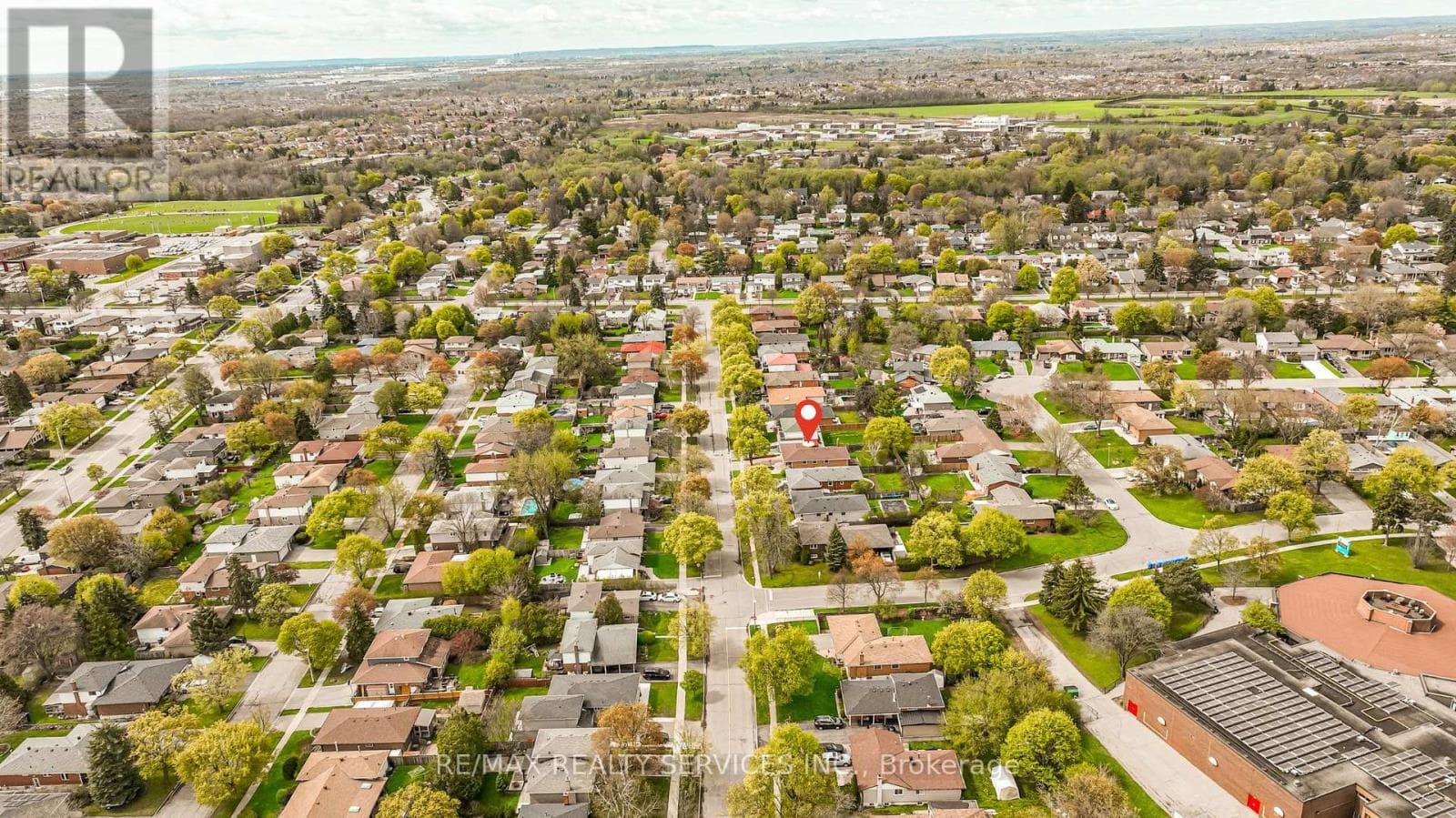 Renovated Brampton South bungalow with side entrance and finished basement, listed at $949,000 44