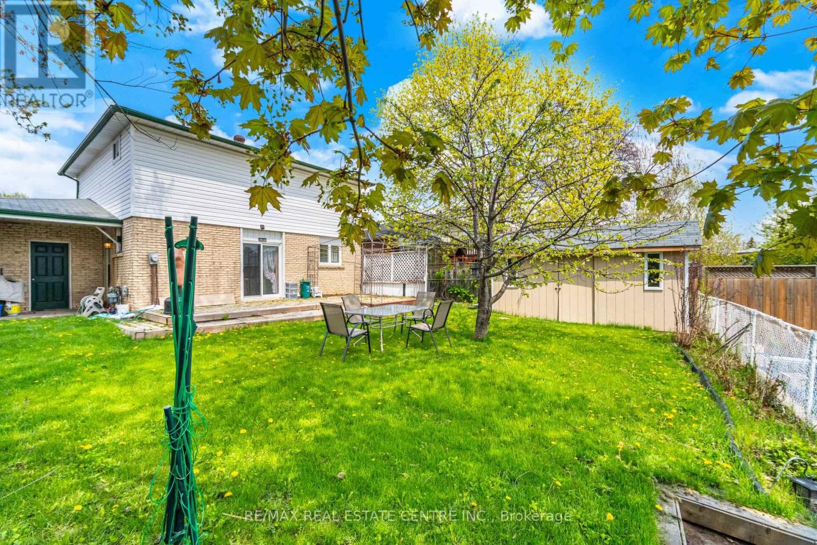 Bramalea 4-bed detached on 55x120 lot with finished 1-bed basement apartment and separate entrance 27