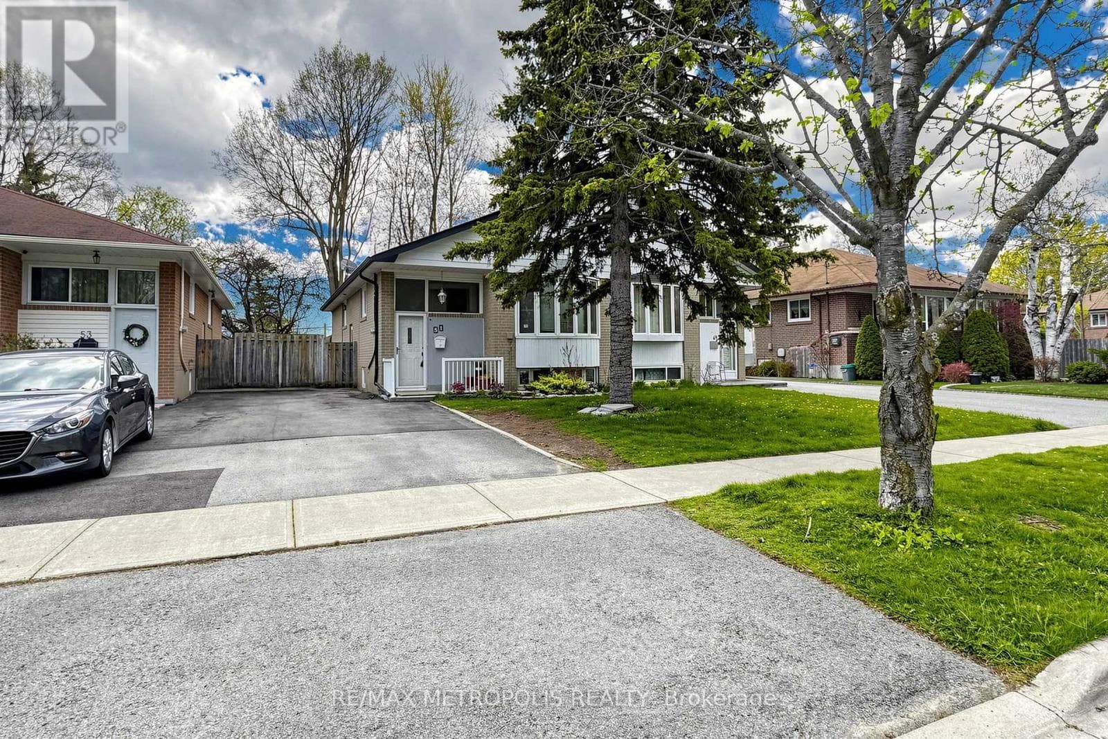 Detached Guildwood home with separate entrance and second kitchen, value-add opportunity at $789,900