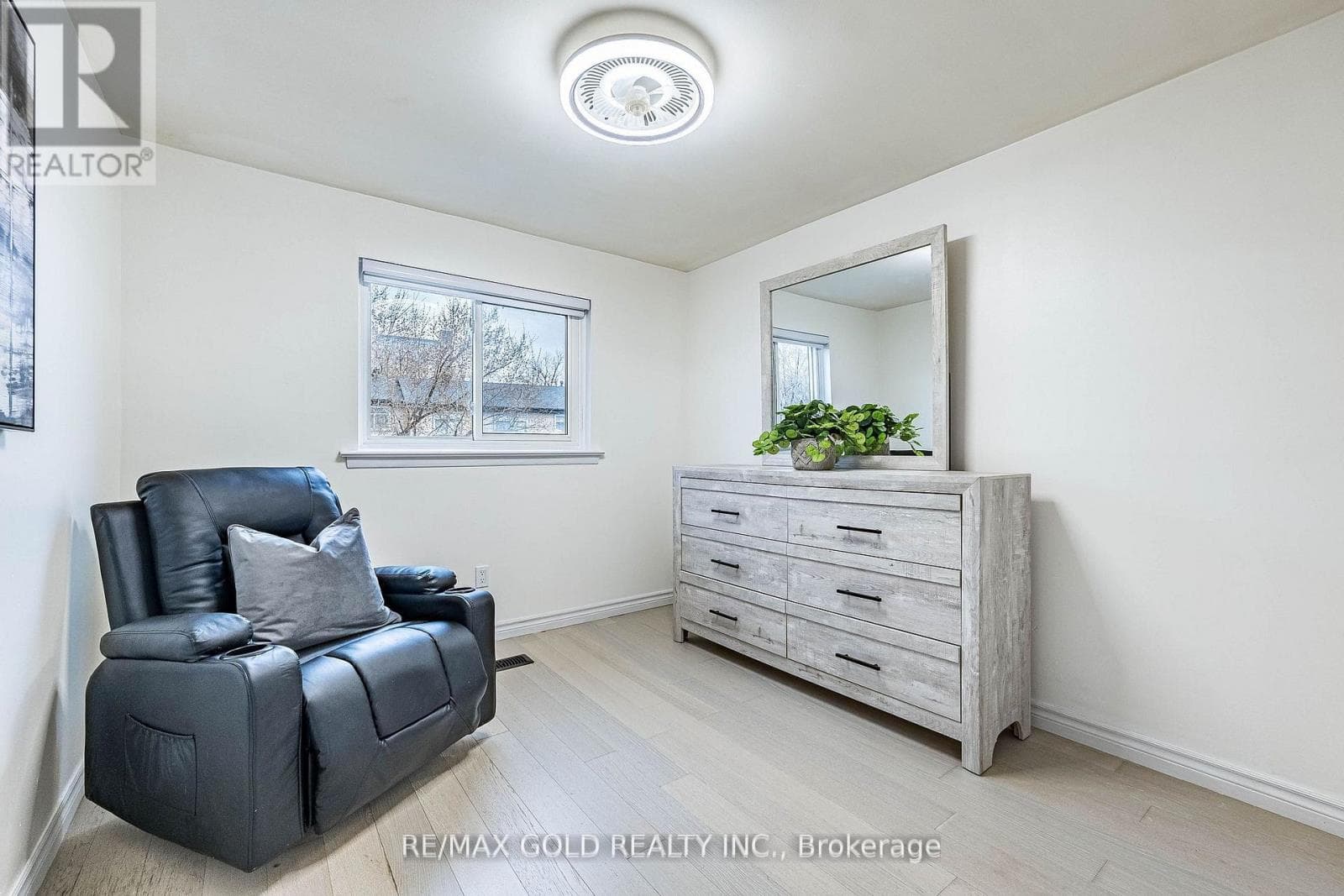 Brampton North 4-bed with separate side entrance and finished basement, priced at $699,900 20