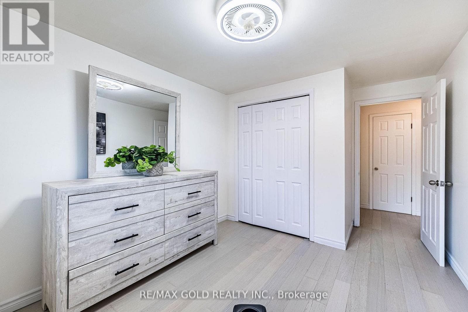 Brampton North 4-bed with separate side entrance and finished basement, priced at $699,900 21