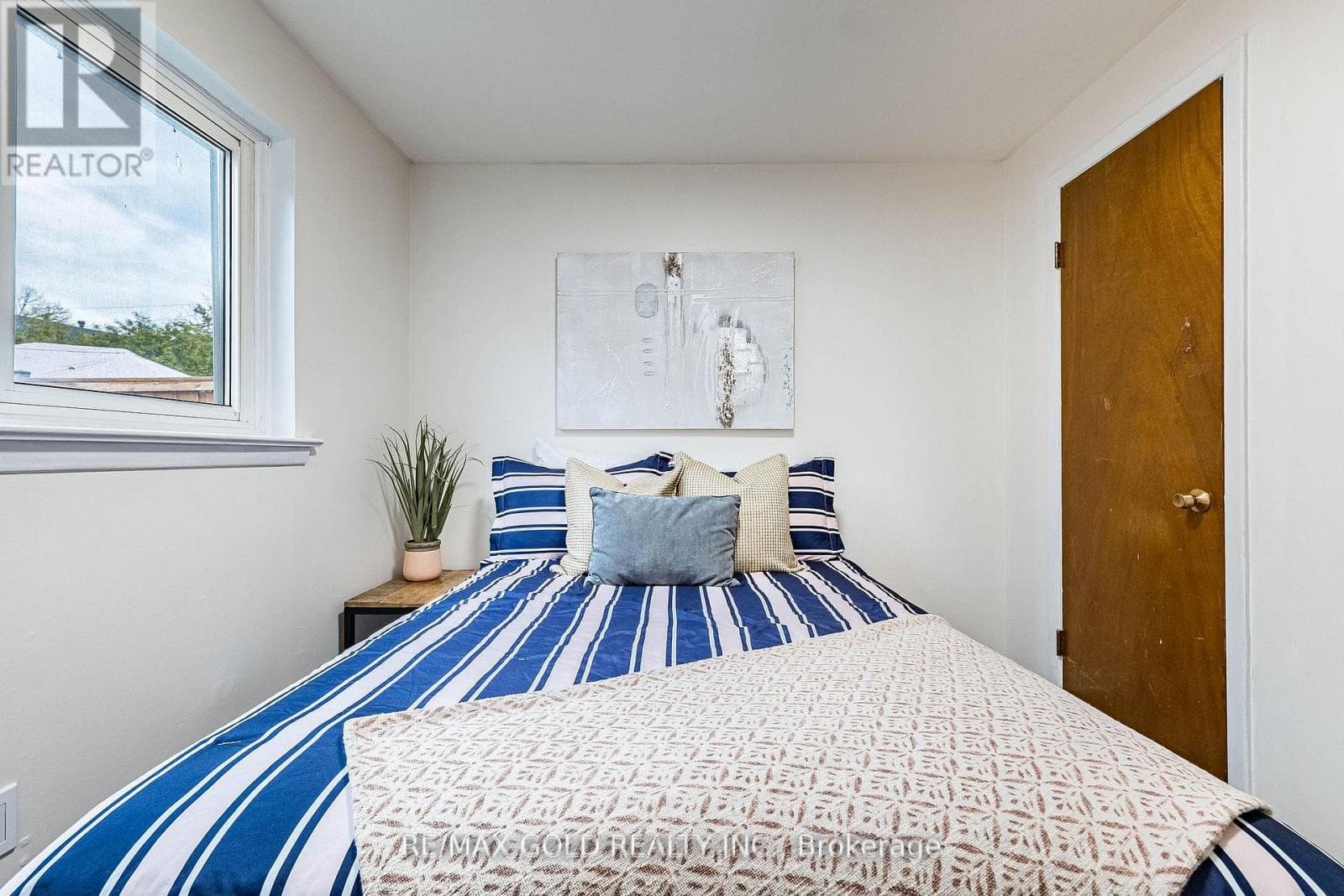 Brampton North 4-bed with separate side entrance and finished basement, priced at $699,900 25