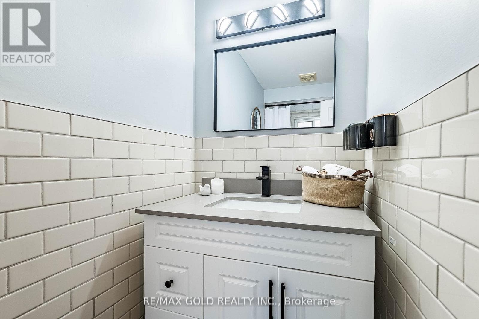 Brampton North 4-bed with separate side entrance and finished basement, priced at $699,900 27