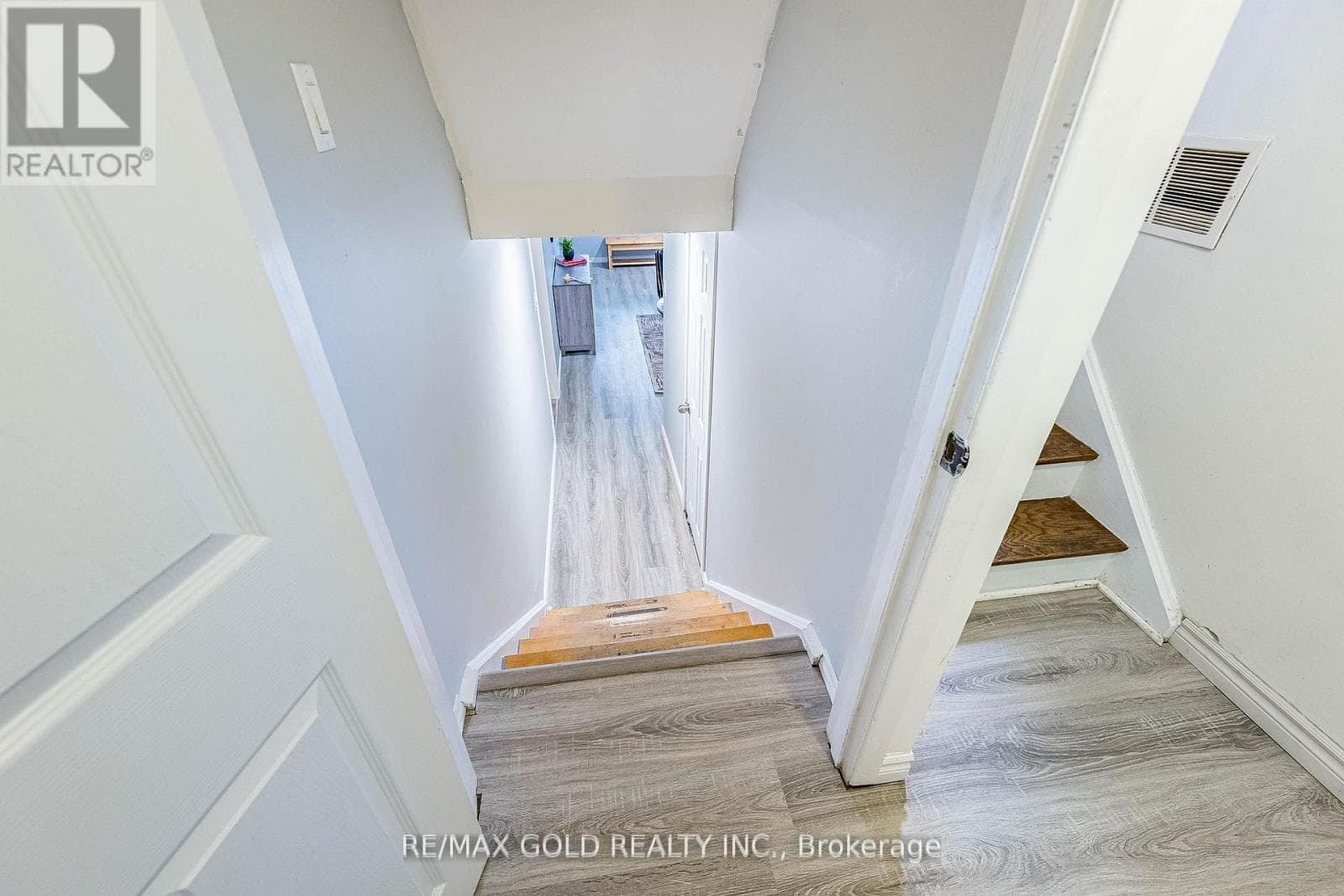 Brampton North 4-bed with separate side entrance and finished basement, priced at $699,900 30