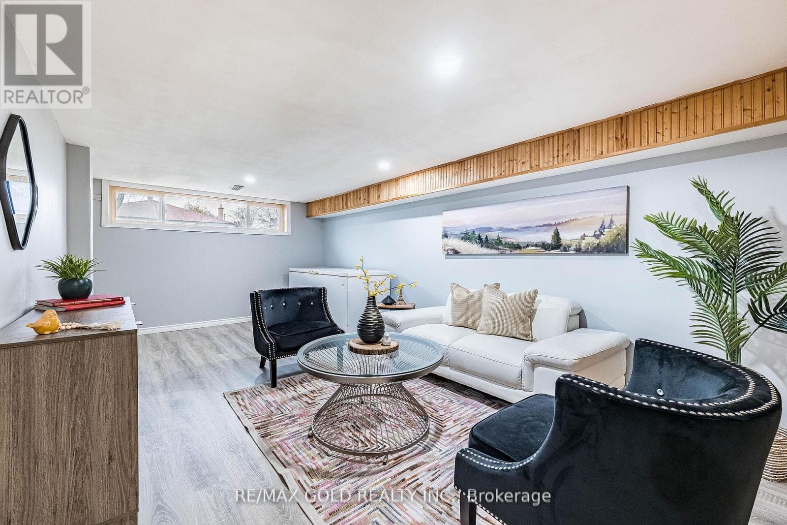 Brampton North 4-bed with separate side entrance and finished basement, priced at $699,900 33