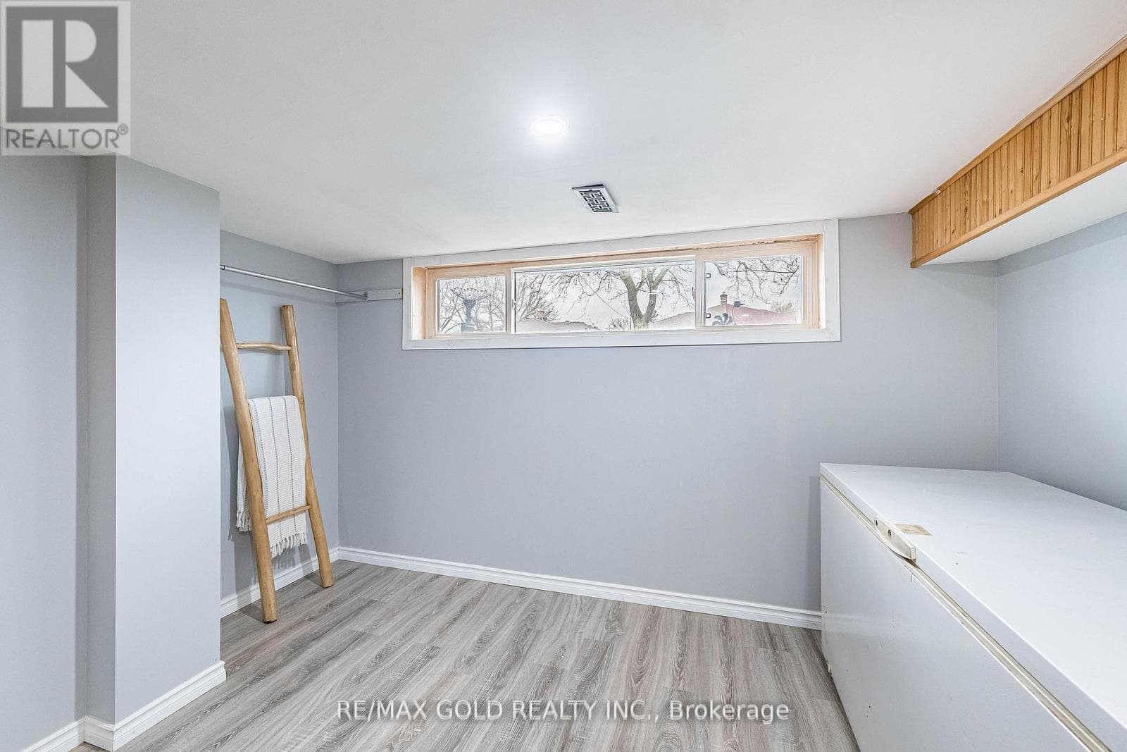 Brampton North 4-bed with separate side entrance and finished basement, priced at $699,900 36