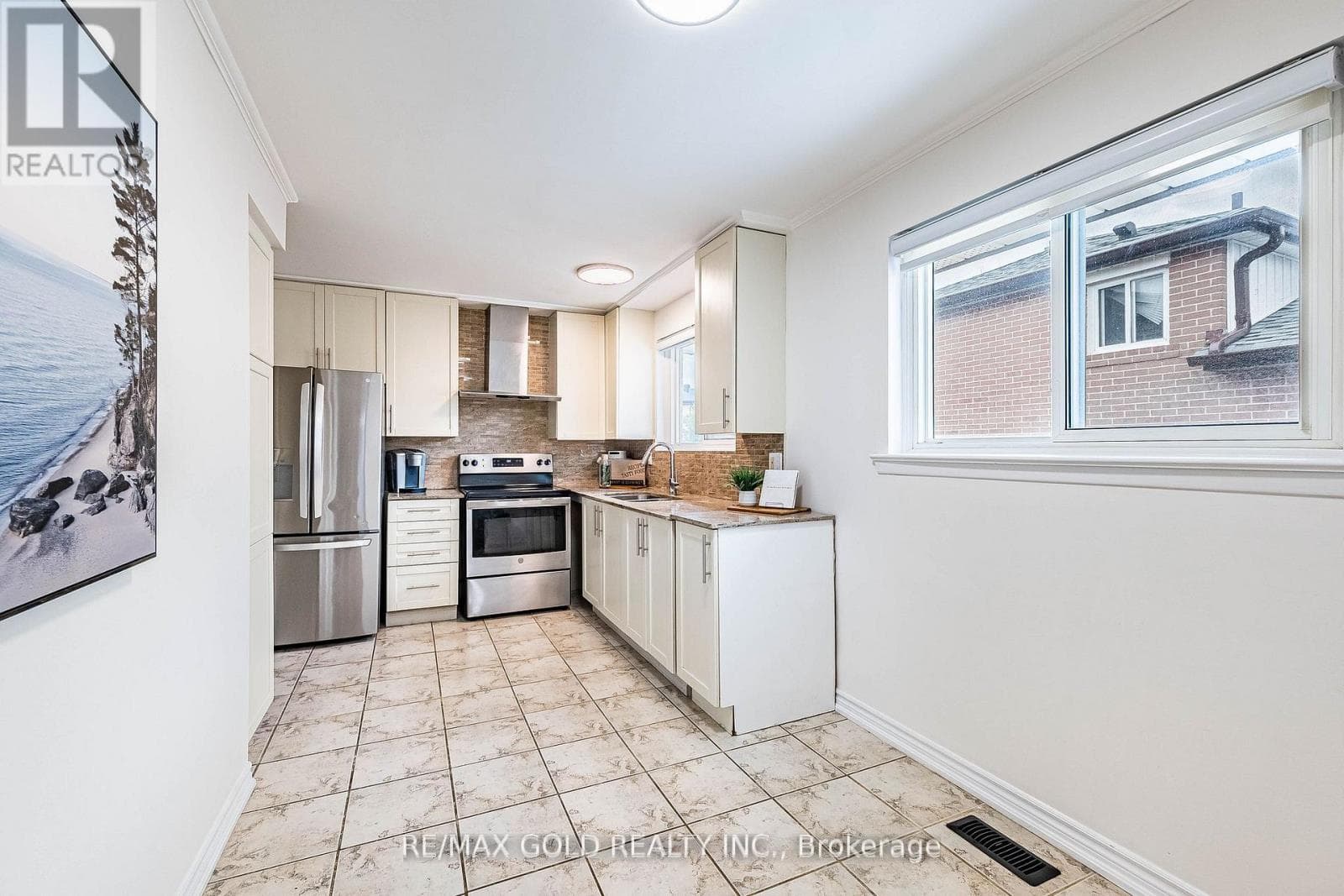 Brampton North 4-bed with separate side entrance and finished basement, priced at $699,900 6