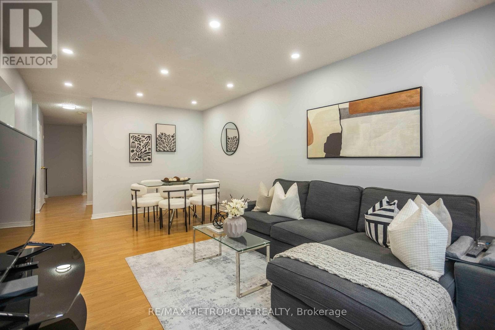 Renovated 3+1 Clarkson townhouse, walking distance to GO Station with 20-minute Union access
