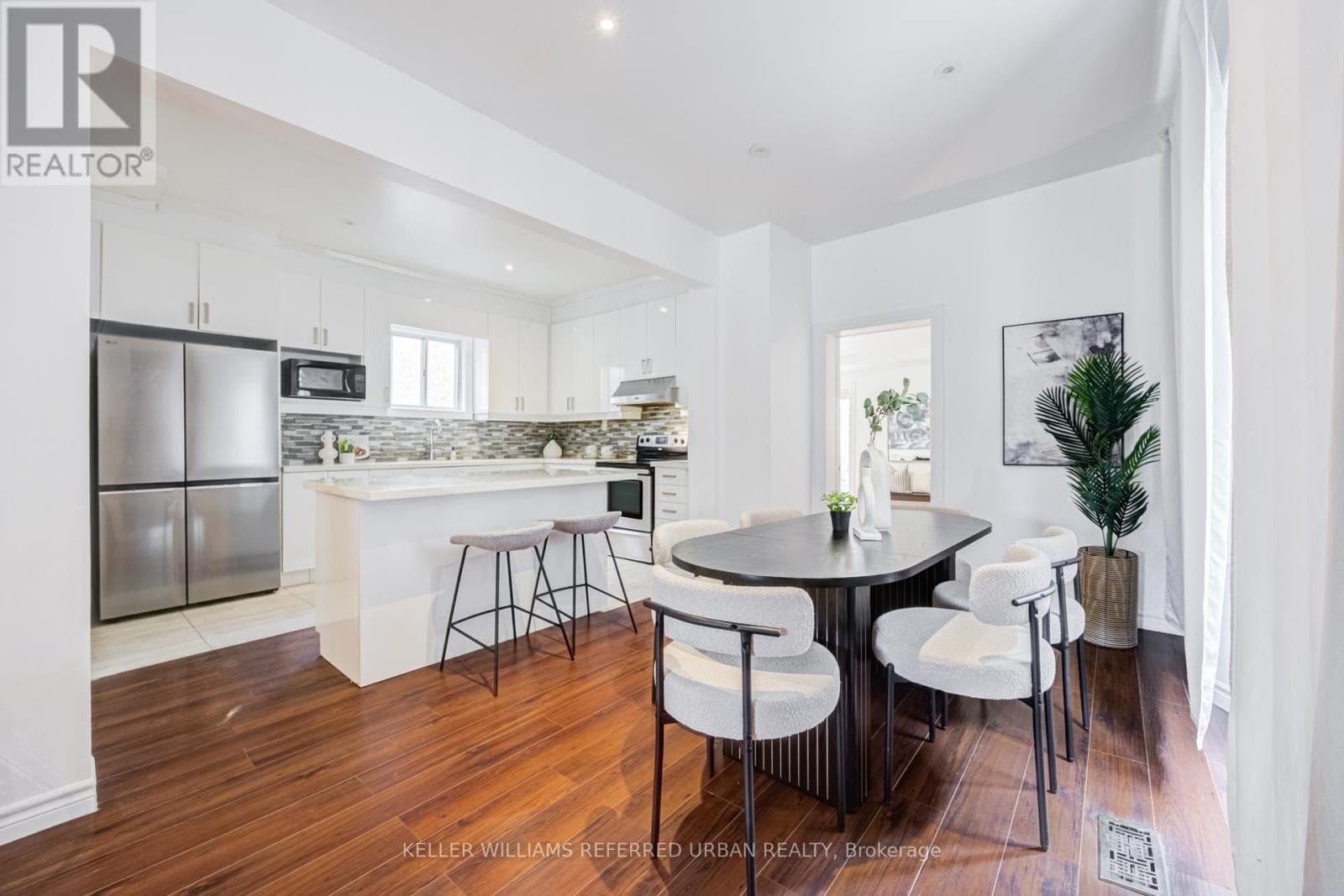 Detached Long Branch 2-storey on spacious lot: end-user, renovator, or builder play near the lake 11