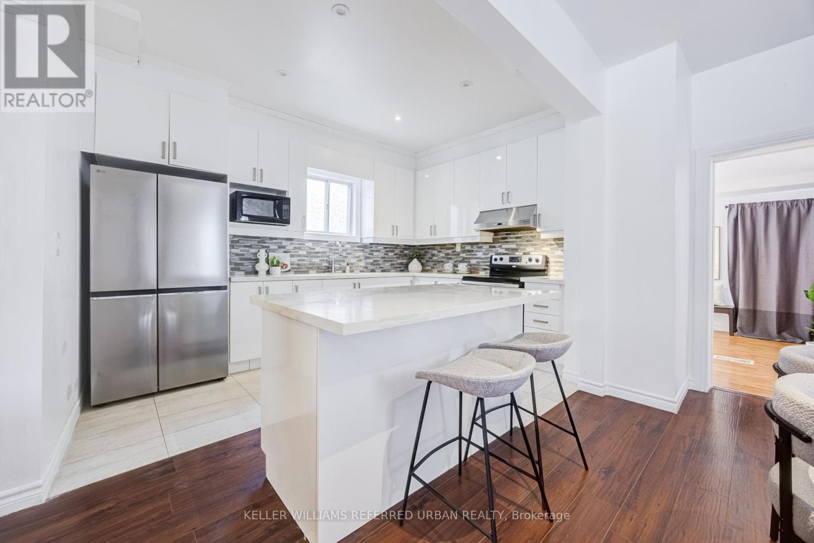 Detached Long Branch 2-storey on spacious lot: end-user, renovator, or builder play near the lake 13