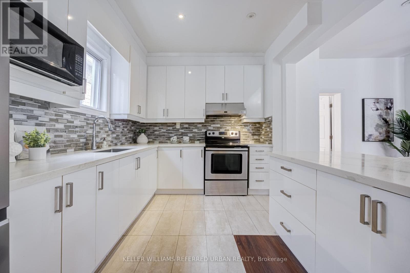 Detached Long Branch 2-storey on spacious lot: end-user, renovator, or builder play near the lake 16