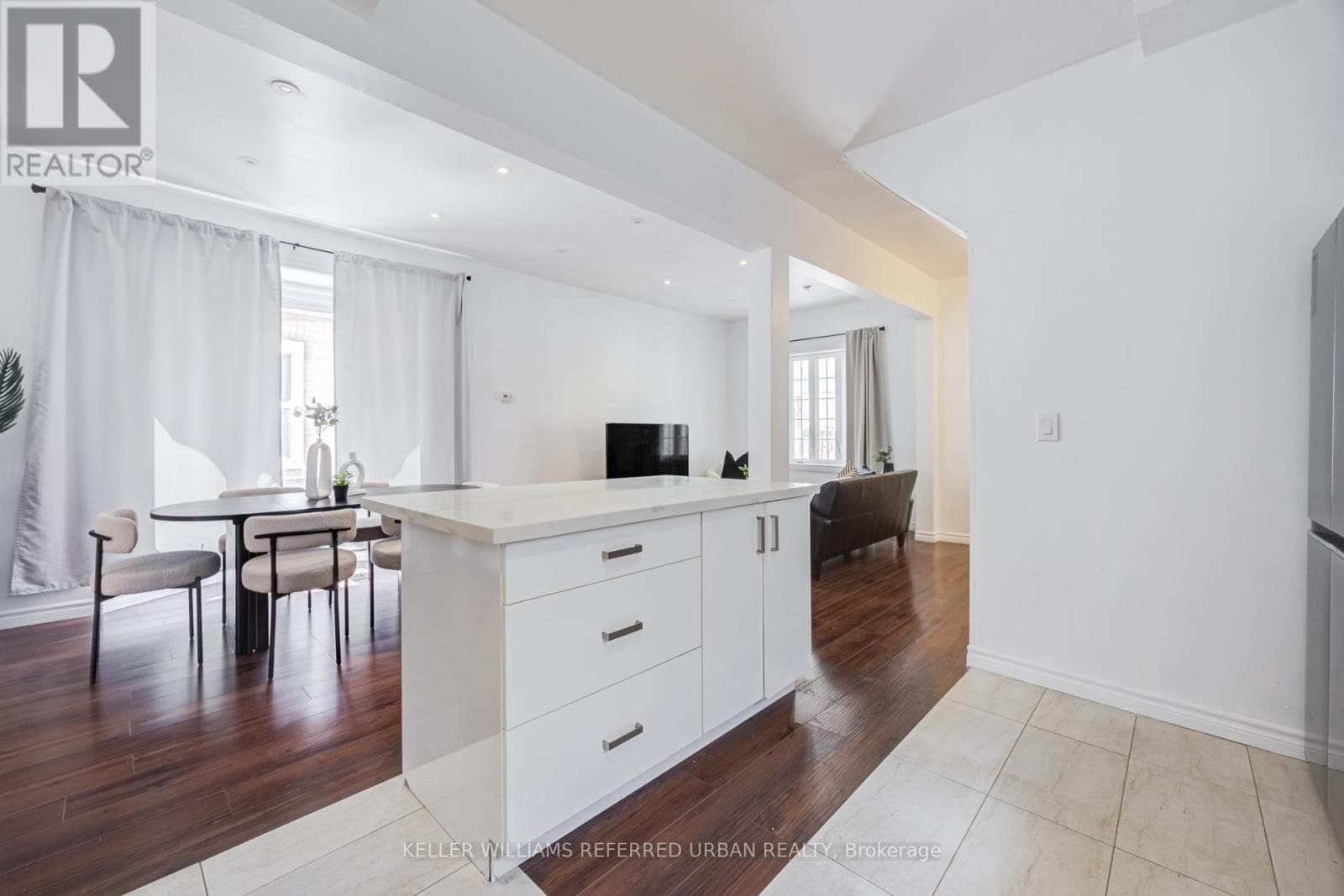 Detached Long Branch 2-storey on spacious lot: end-user, renovator, or builder play near the lake 17
