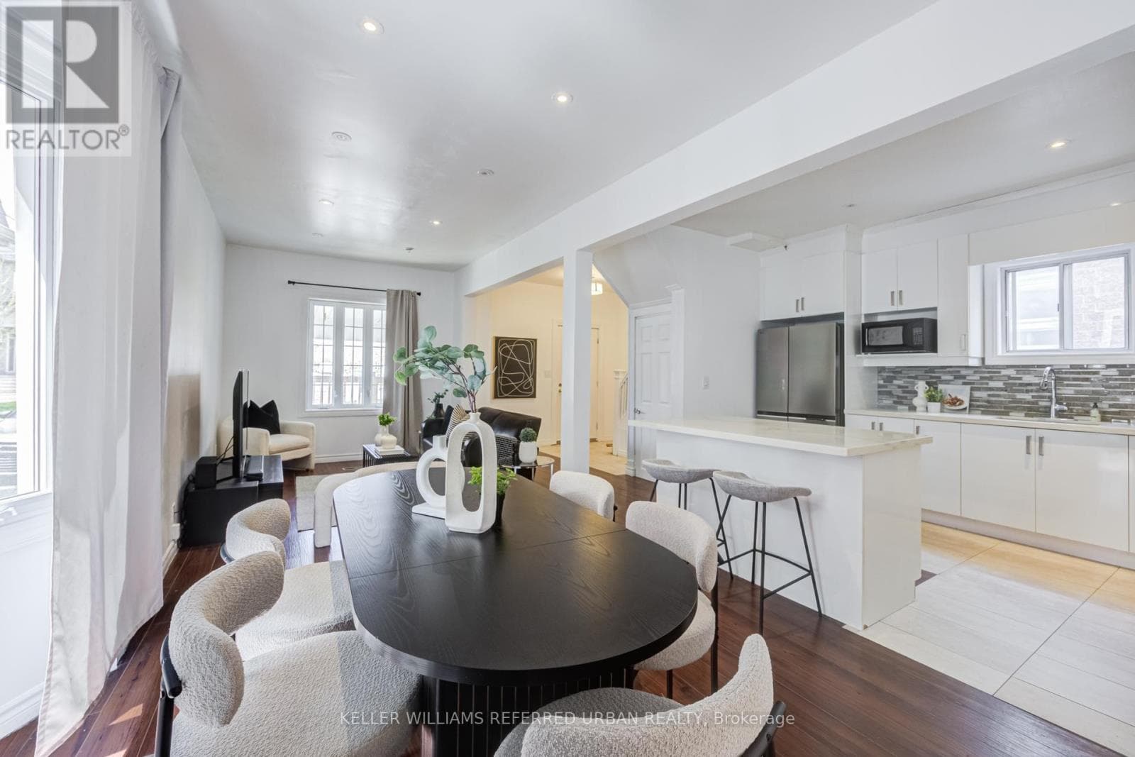 Detached Long Branch 2-storey on spacious lot: end-user, renovator, or builder play near the lake 21