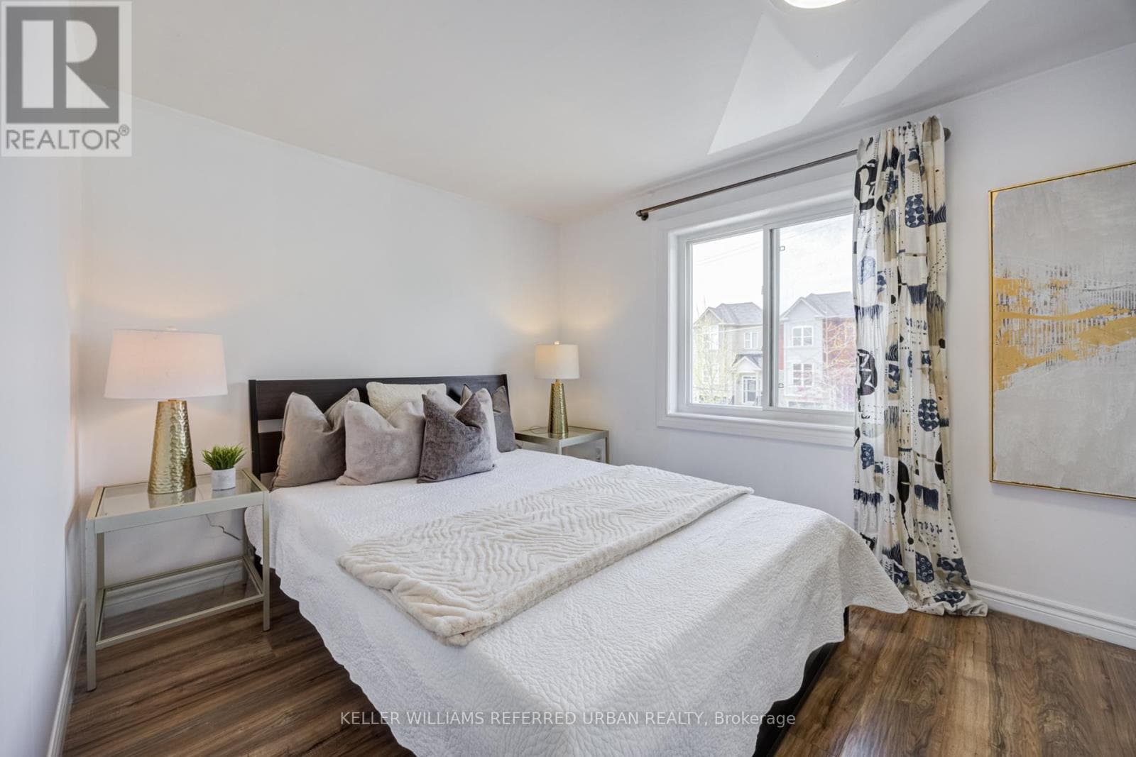 Detached Long Branch 2-storey on spacious lot: end-user, renovator, or builder play near the lake 26