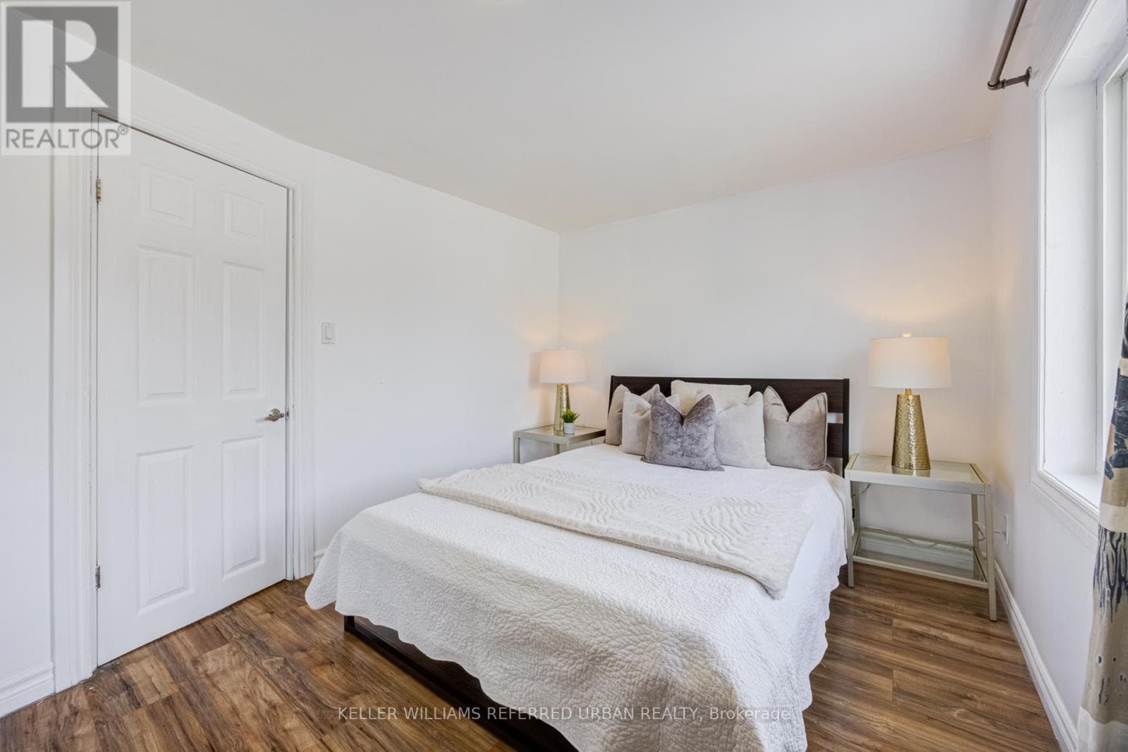 Detached Long Branch 2-storey on spacious lot: end-user, renovator, or builder play near the lake 29