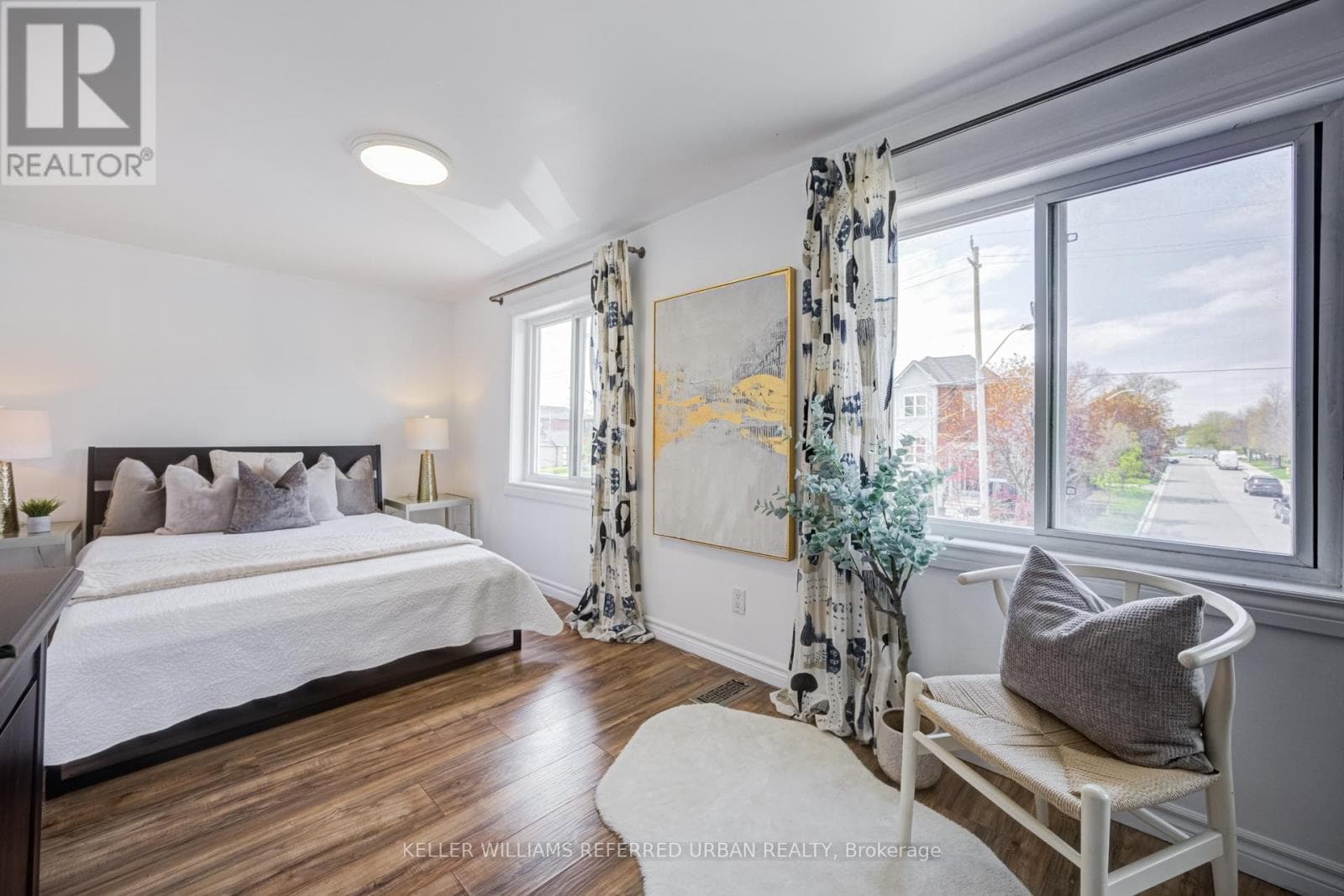 Detached Long Branch 2-storey on spacious lot: end-user, renovator, or builder play near the lake 30