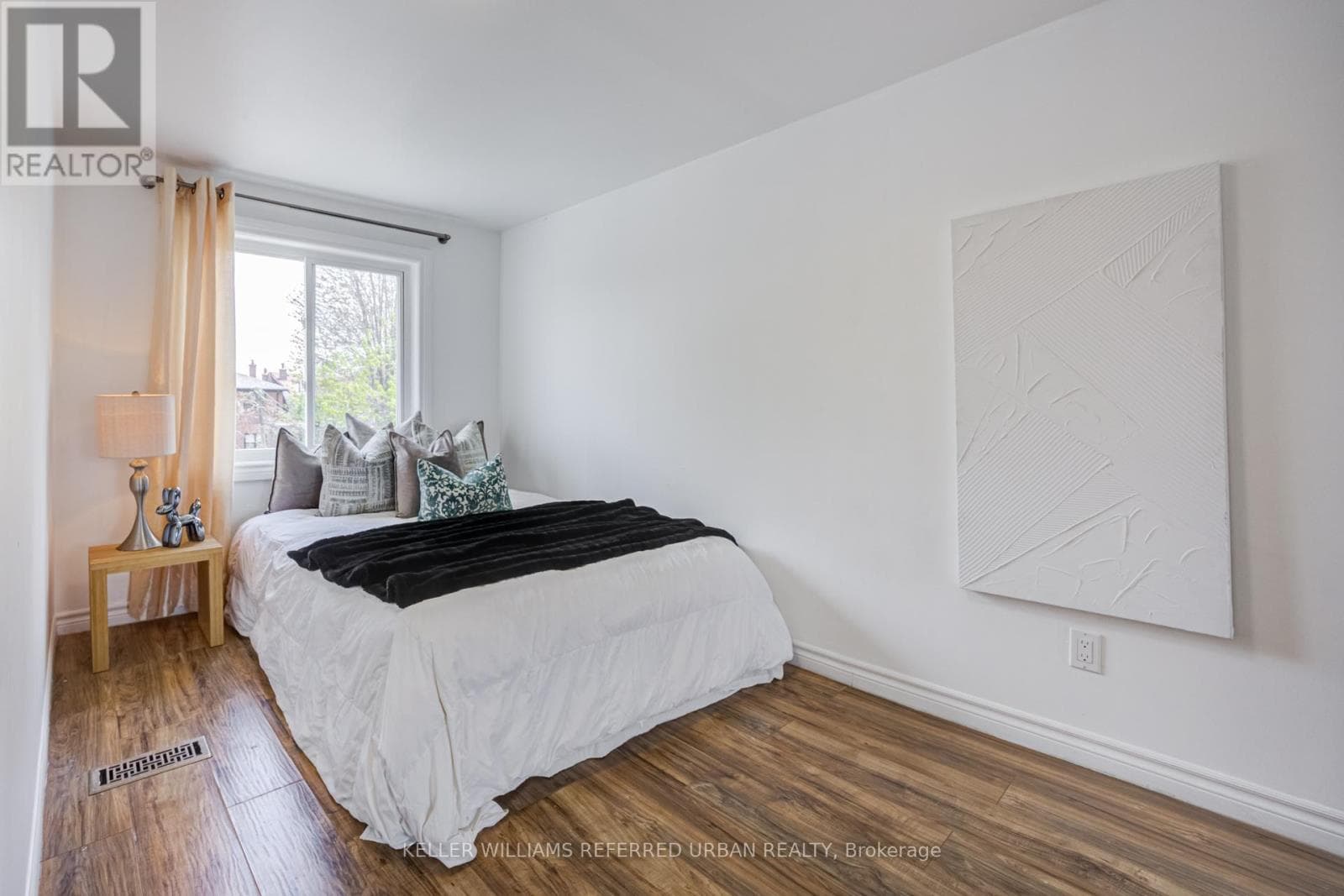 Detached Long Branch 2-storey on spacious lot: end-user, renovator, or builder play near the lake 31