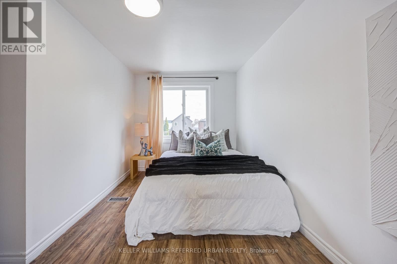 Detached Long Branch 2-storey on spacious lot: end-user, renovator, or builder play near the lake 32