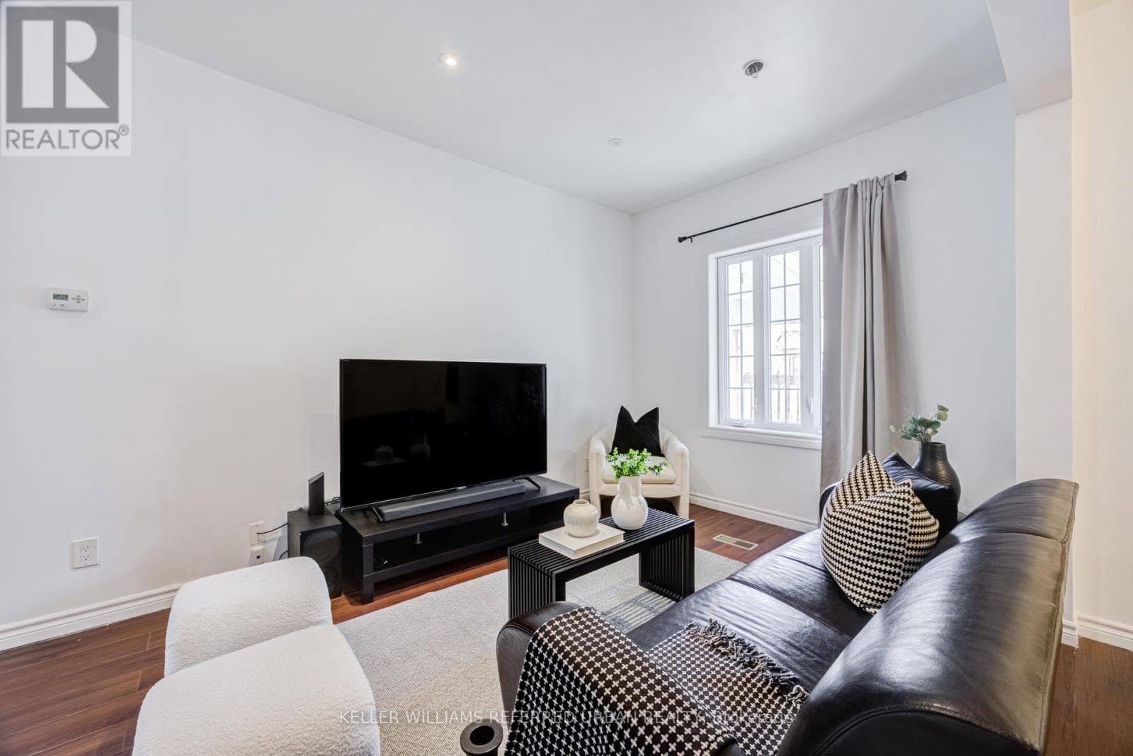 Detached Long Branch 2-storey on spacious lot: end-user, renovator, or builder play near the lake 5