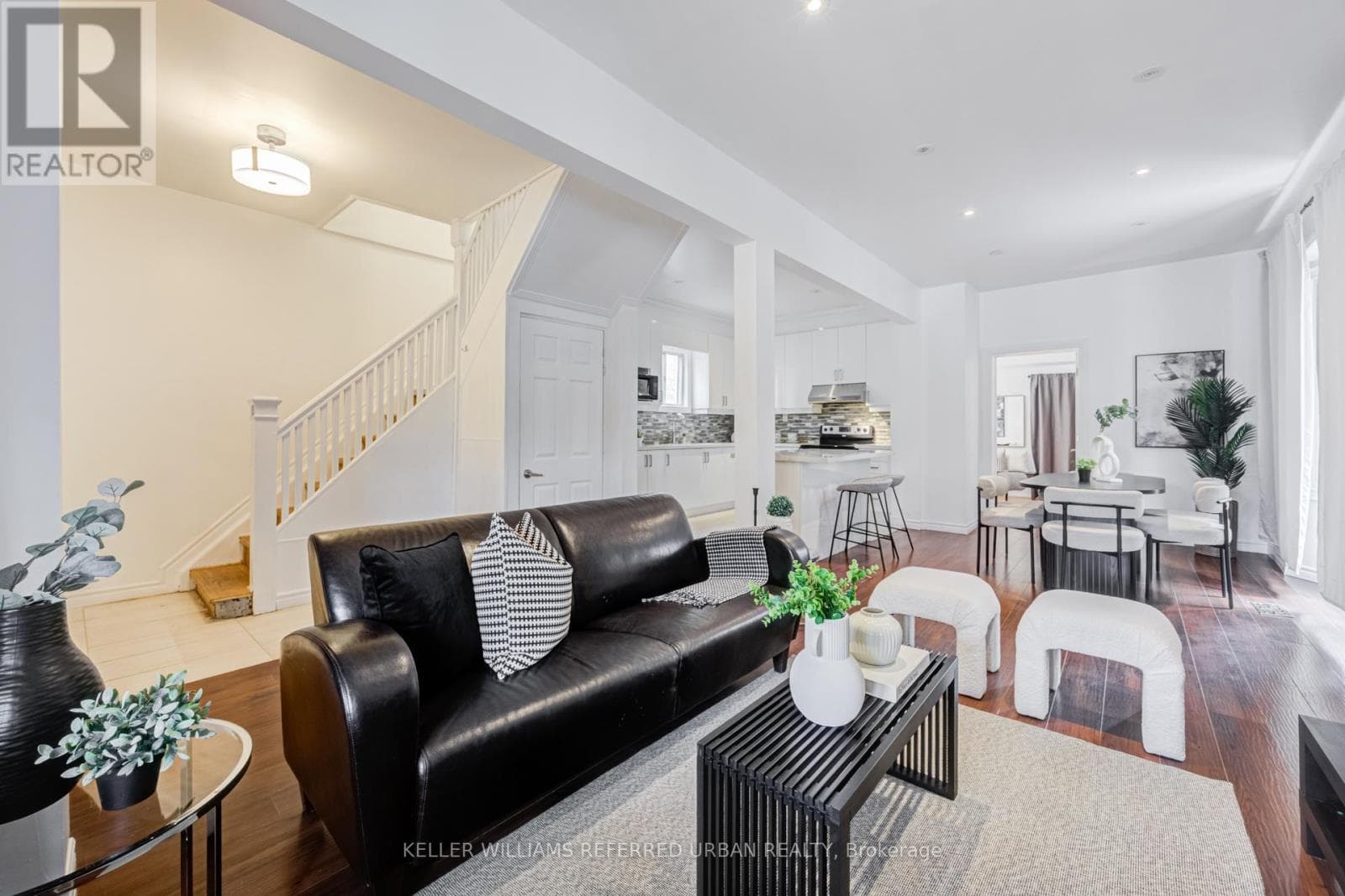 Detached Long Branch 2-storey on spacious lot: end-user, renovator, or builder play near the lake 9