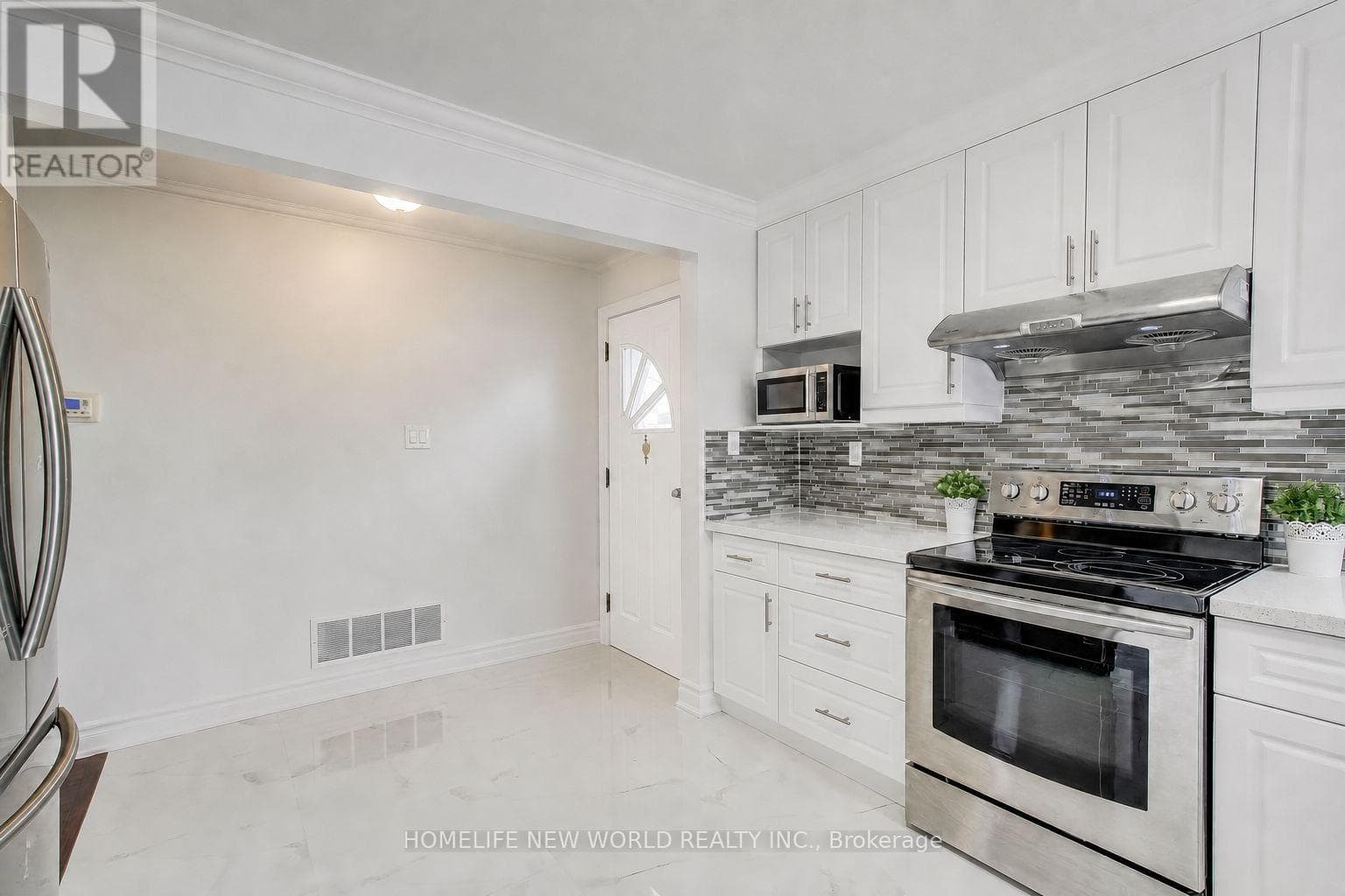 Renovated Yonge & Finch bungalow on 50 x 151 ft lot with in-law suite potential 5