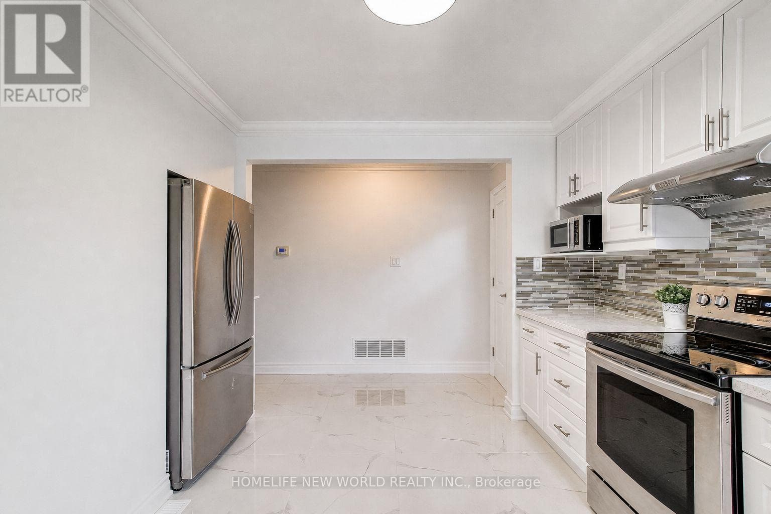 Renovated Yonge & Finch bungalow on 50 x 151 ft lot with in-law suite potential 6