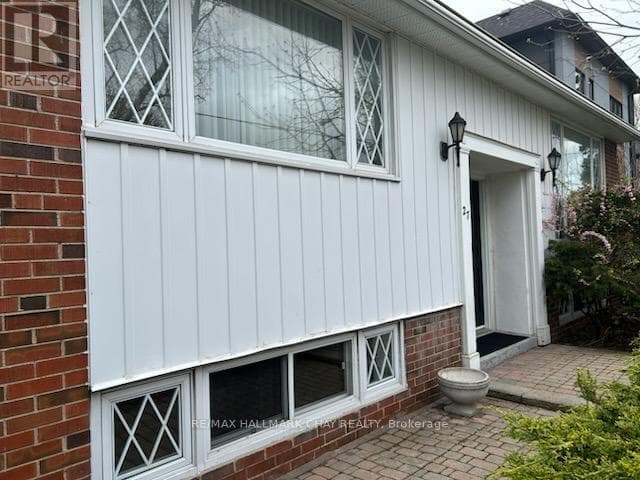Clairlea-Birchmount bungalow on 48 x 135 ft lot, walk to Warden Subway, garden suite potential 4