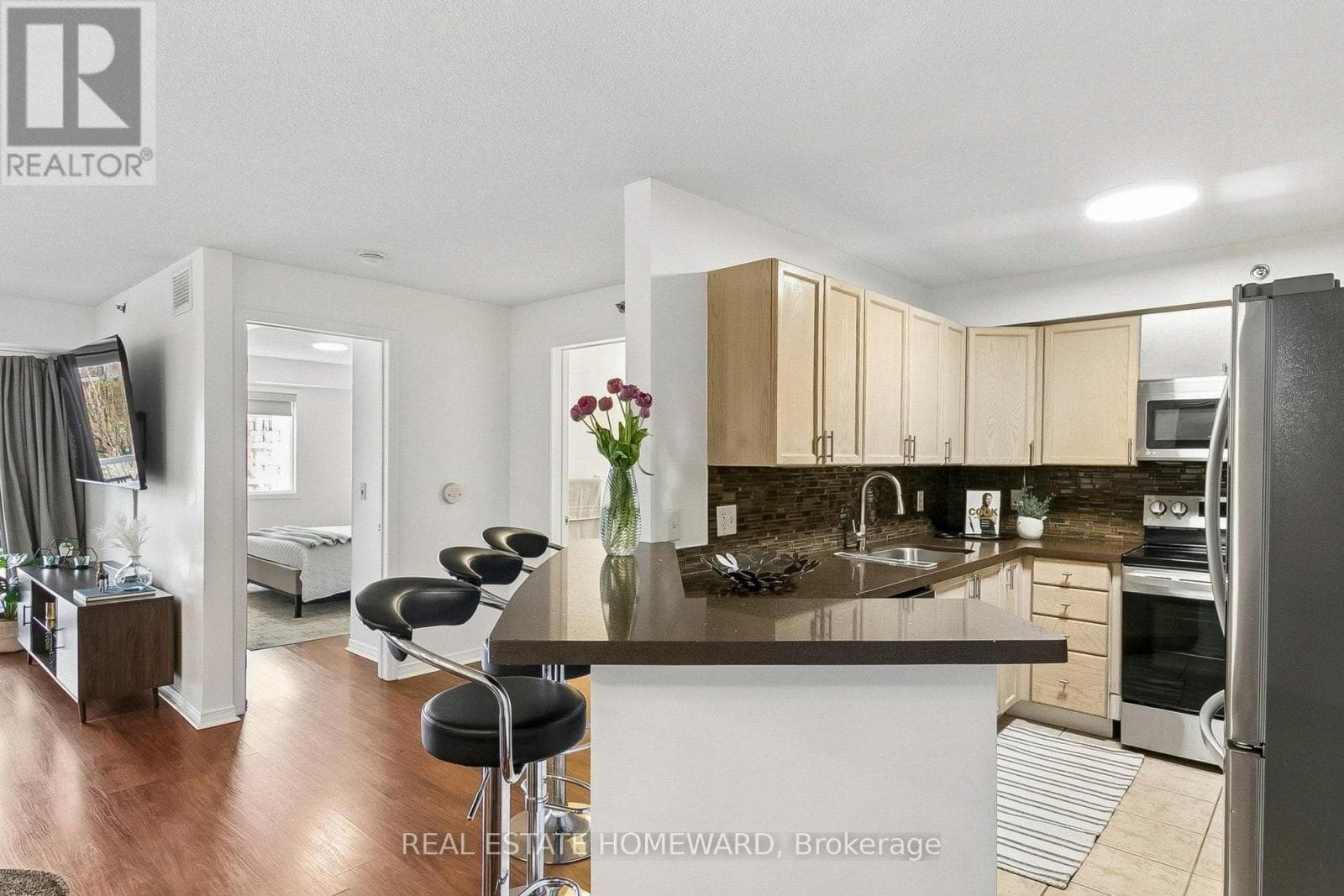 Top floor 1,100+ sqft 2-bed condo near Warden Station with 2 parking spots and Eglinton LRT access 21