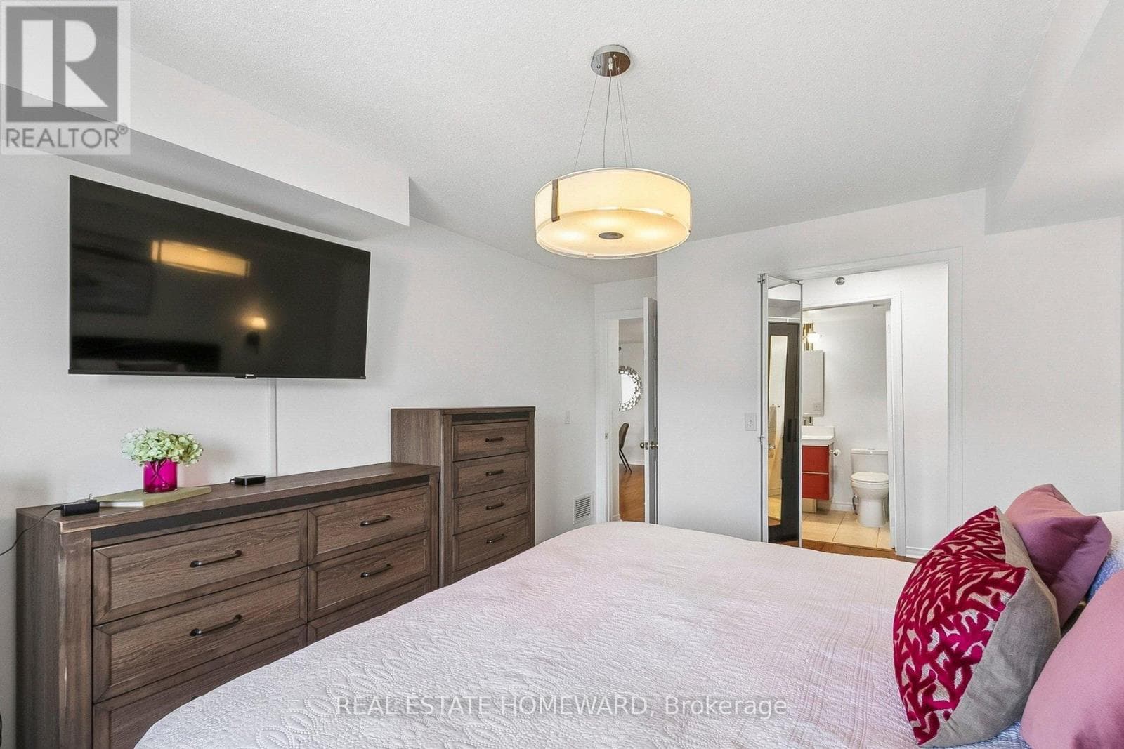 Top floor 1,100+ sqft 2-bed condo near Warden Station with 2 parking spots and Eglinton LRT access 29
