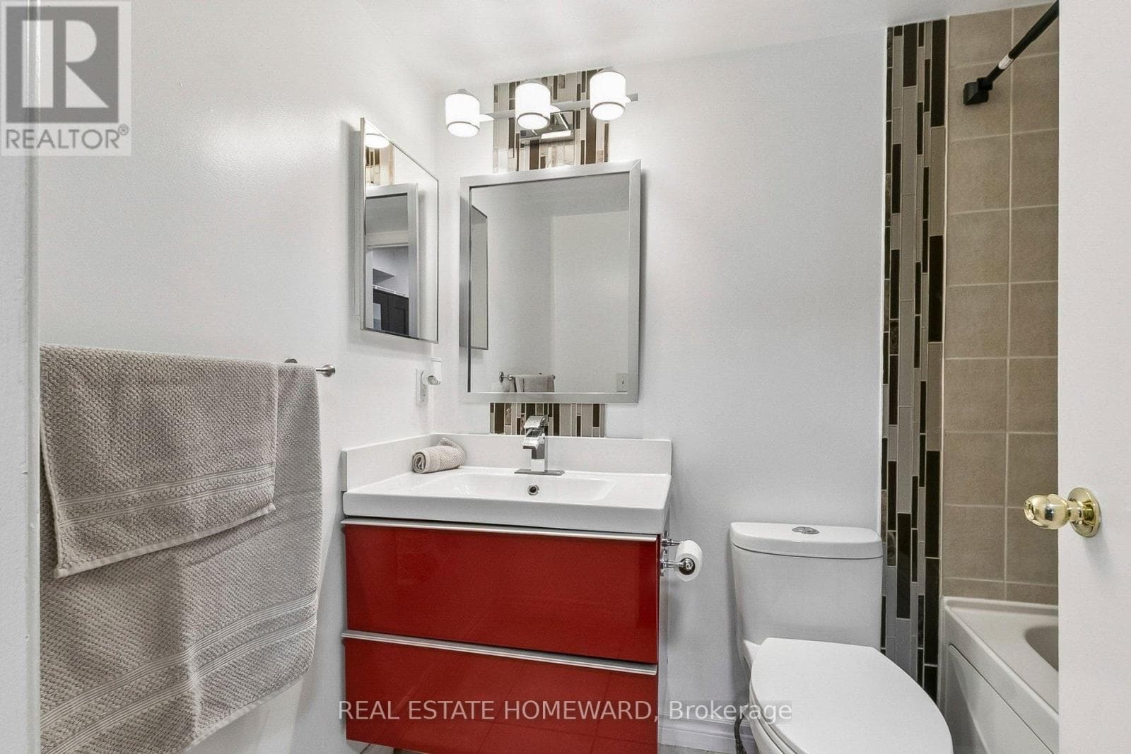 Top floor 1,100+ sqft 2-bed condo near Warden Station with 2 parking spots and Eglinton LRT access 31