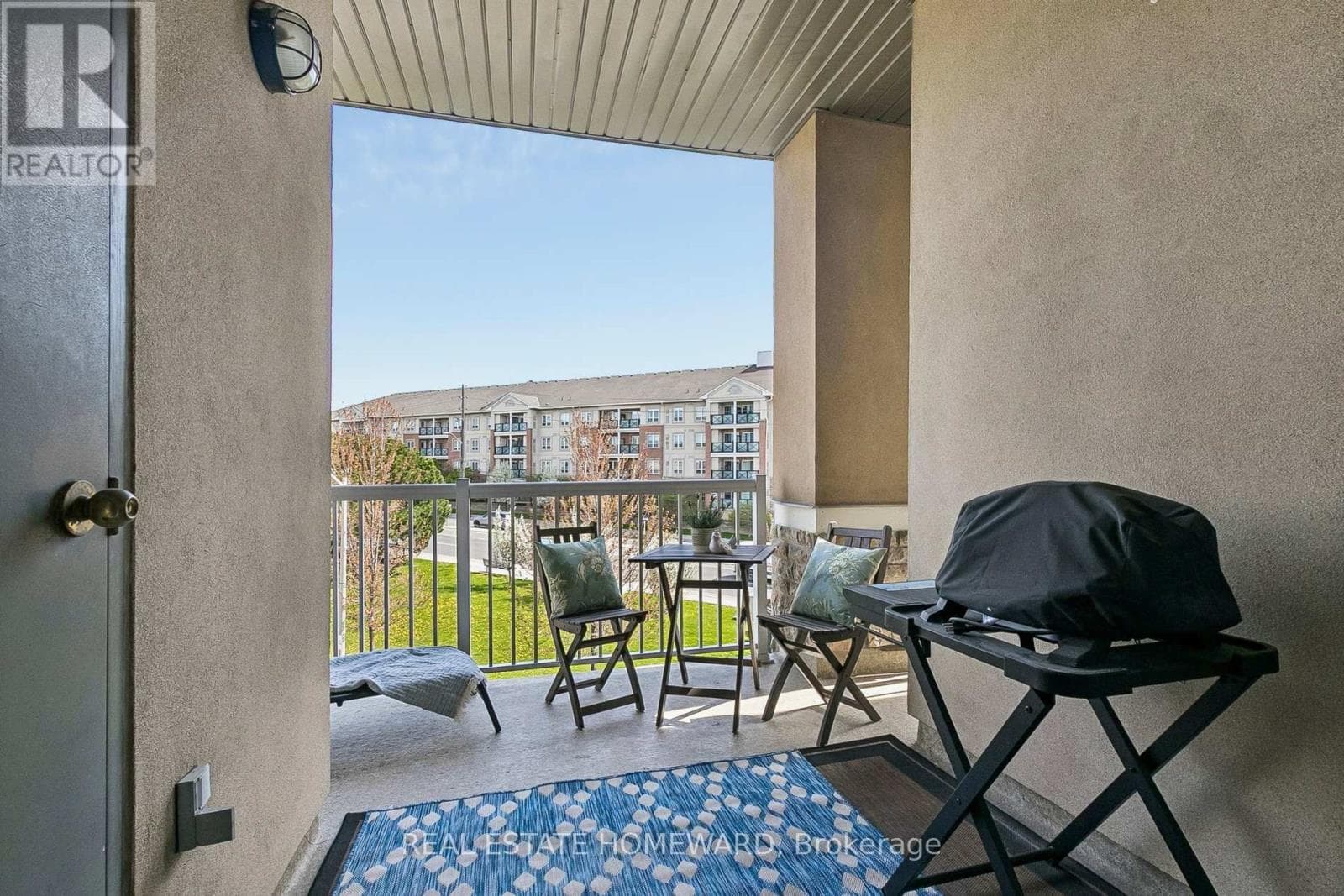 Top floor 1,100+ sqft 2-bed condo near Warden Station with 2 parking spots and Eglinton LRT access 37