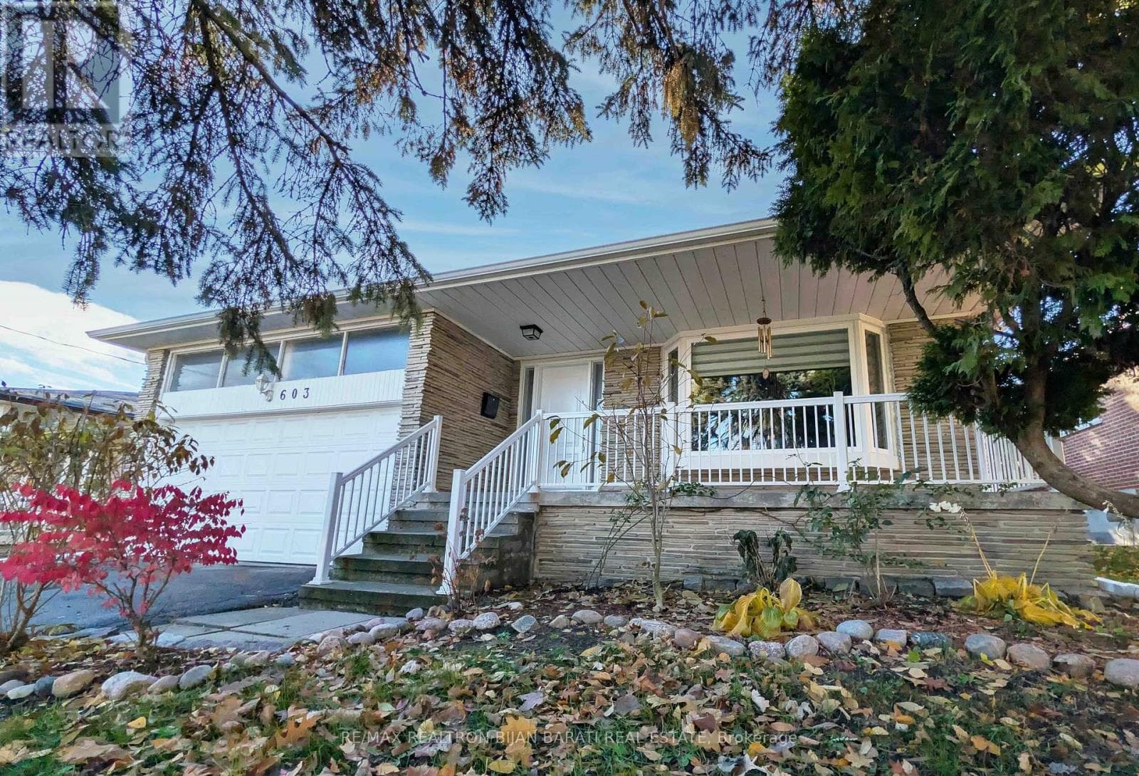 Renovated 4-level backsplit in Bayview Woods-Steeles with second-suite potential