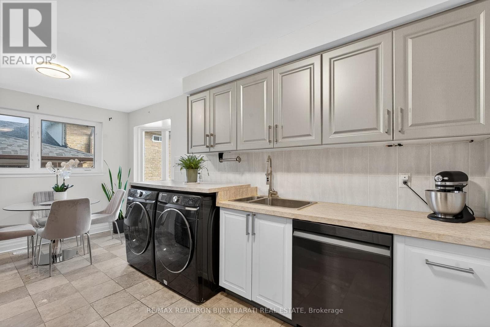 Renovated 4-level backsplit in Bayview Woods-Steeles with second-suite potential 17