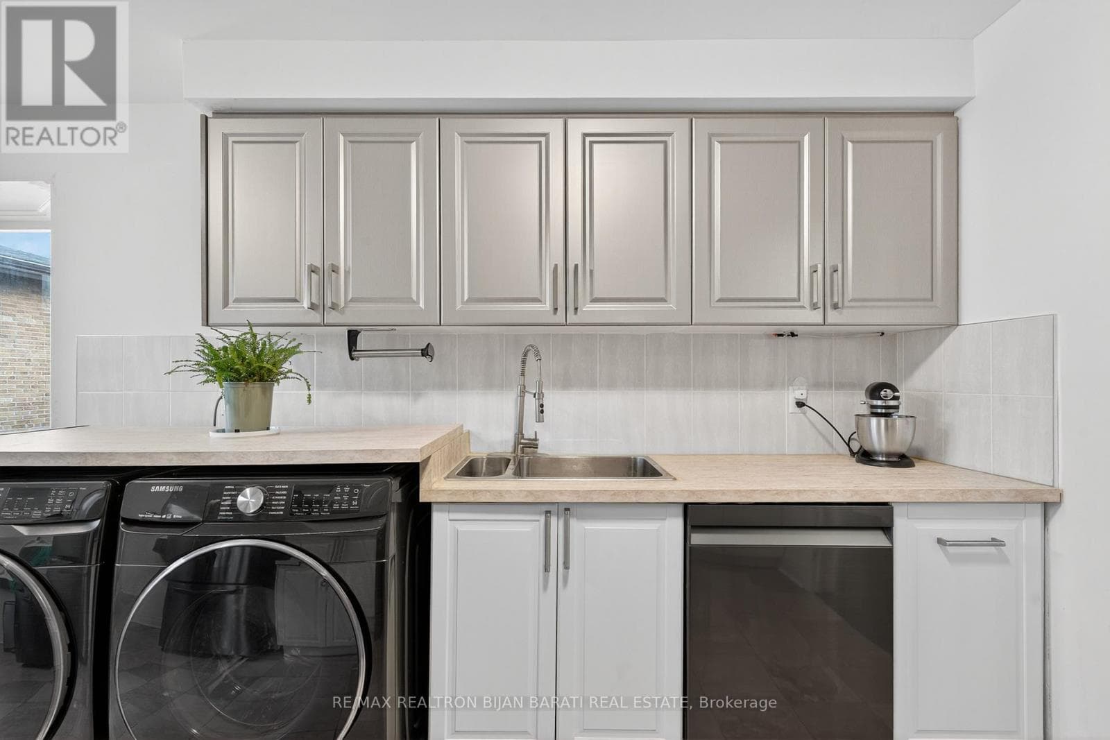Renovated 4-level backsplit in Bayview Woods-Steeles with second-suite potential 19