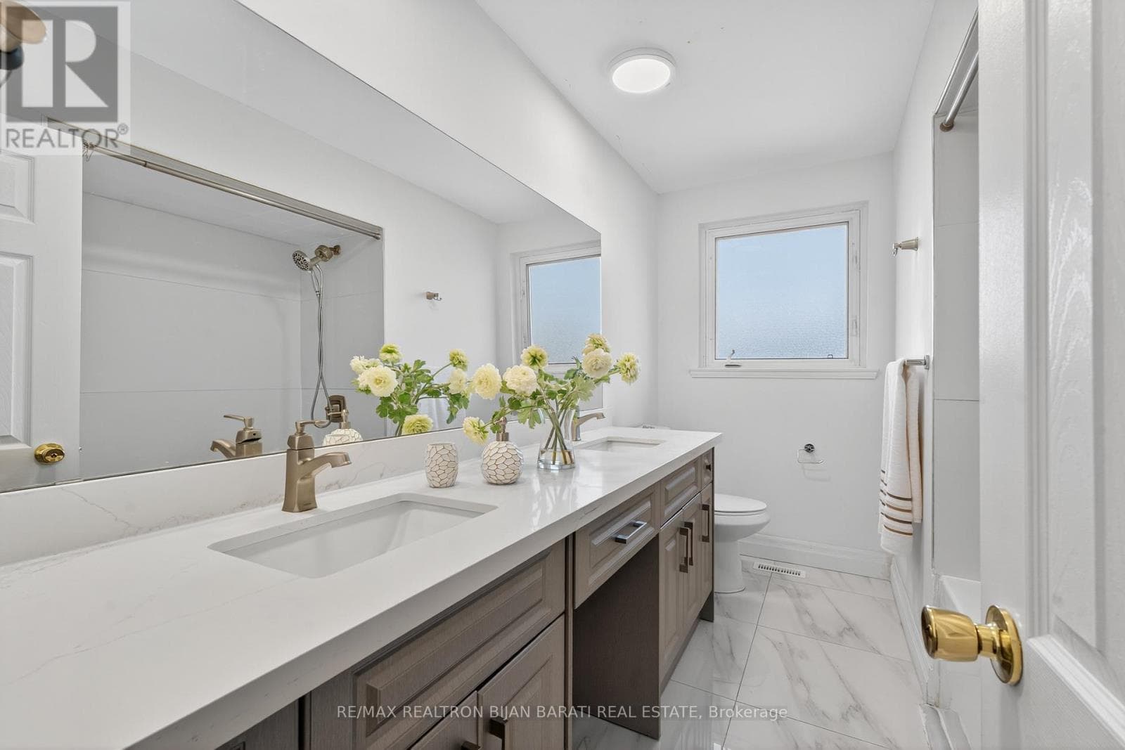 Renovated 4-level backsplit in Bayview Woods-Steeles with second-suite potential 25