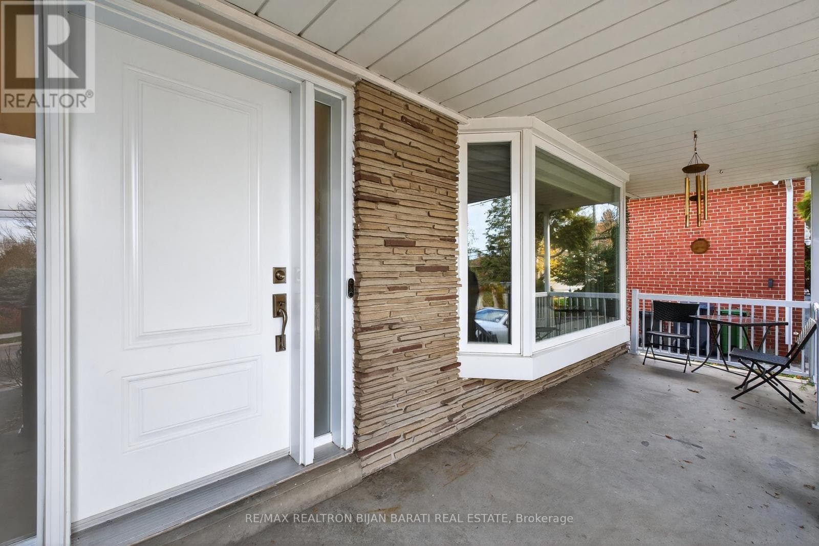 Renovated 4-level backsplit in Bayview Woods-Steeles with second-suite potential 3