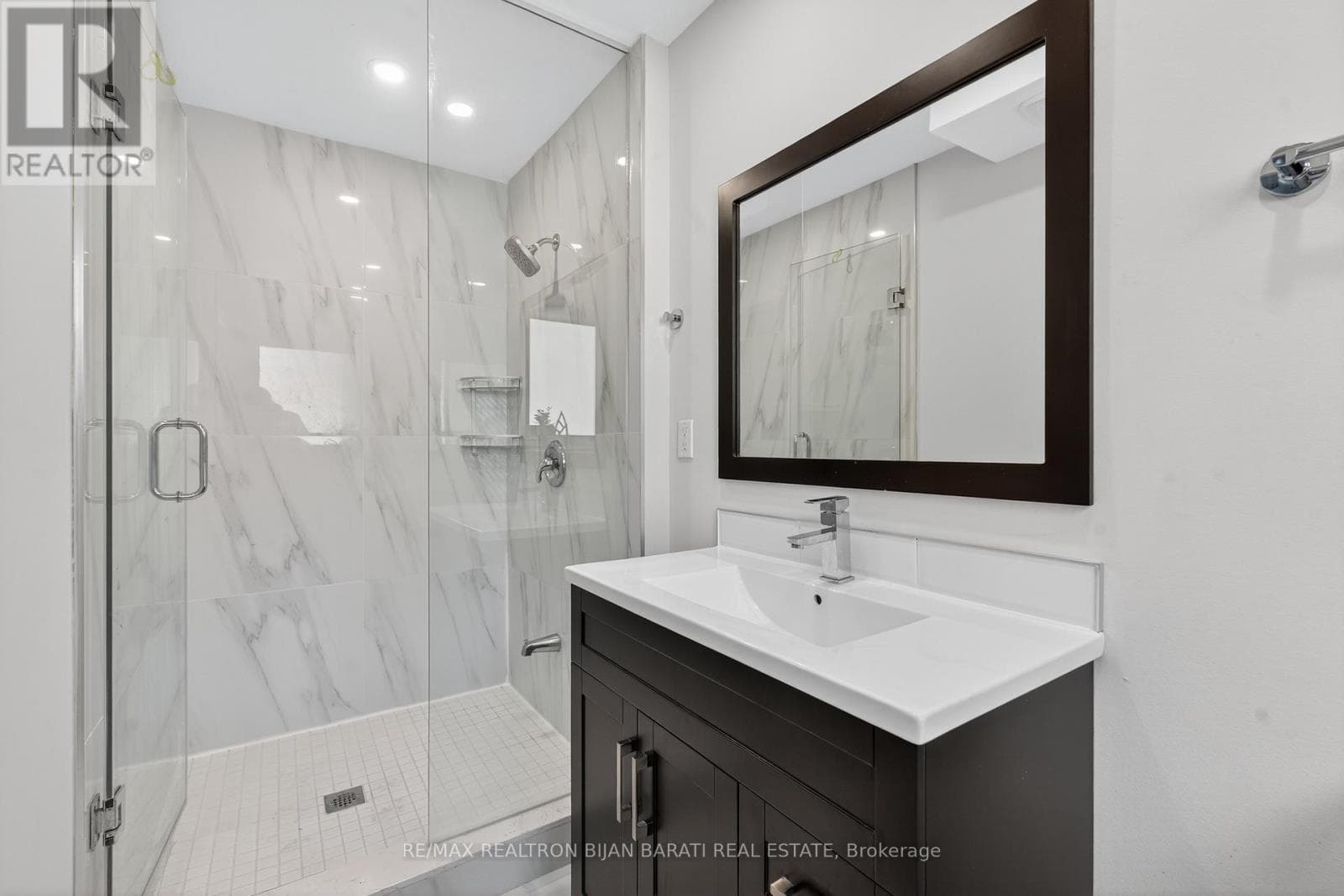 Renovated 4-level backsplit in Bayview Woods-Steeles with second-suite potential 44