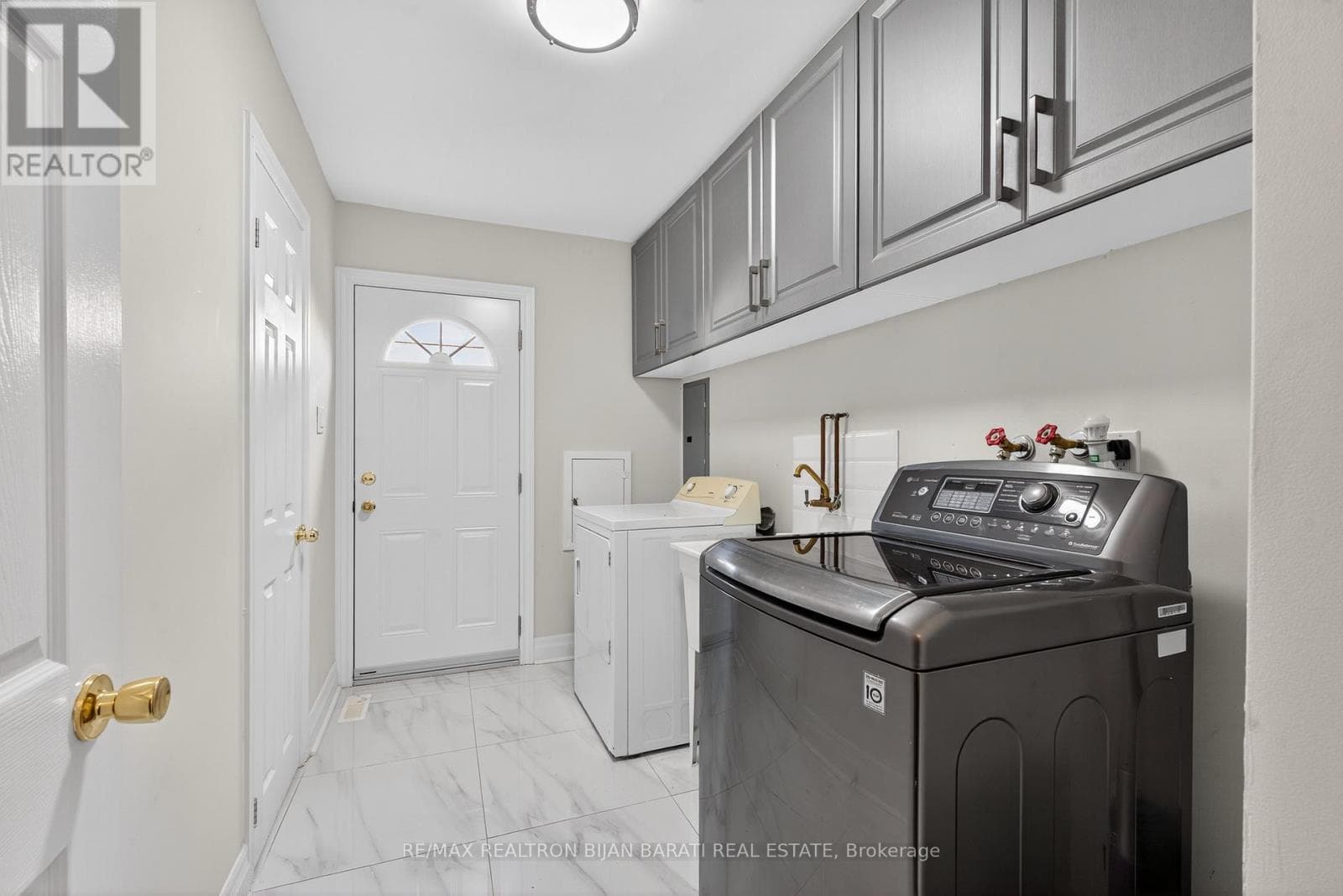 Renovated 4-level backsplit in Bayview Woods-Steeles with second-suite potential 46