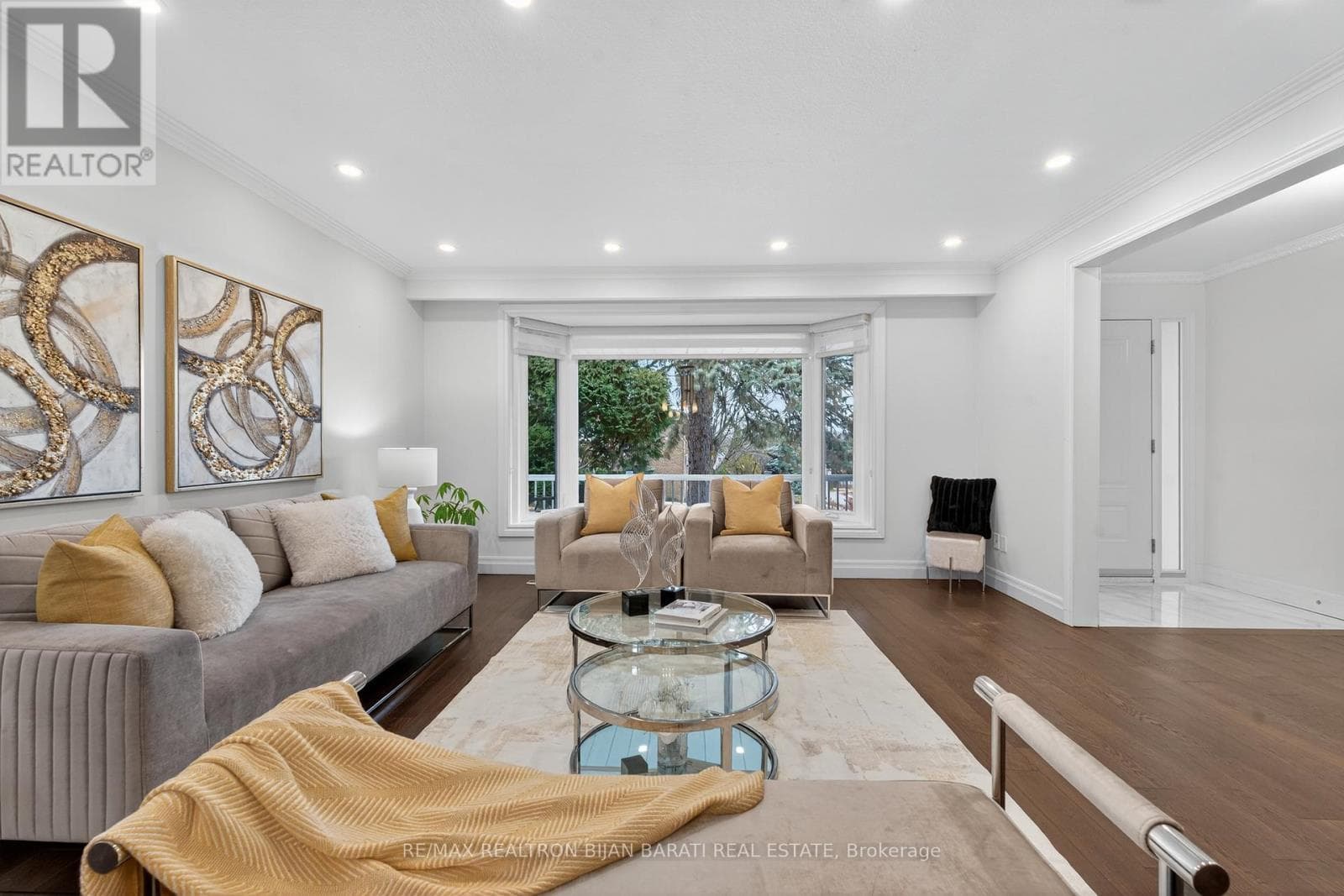 Renovated 4-level backsplit in Bayview Woods-Steeles with second-suite potential 5