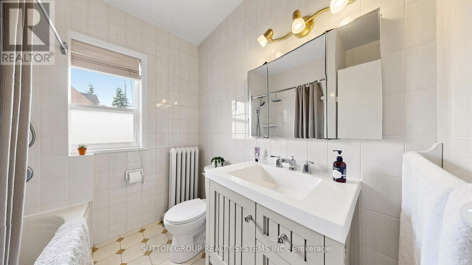 Regal Heights detached on oversized lot with three kitchens and separate-entrance basement 25