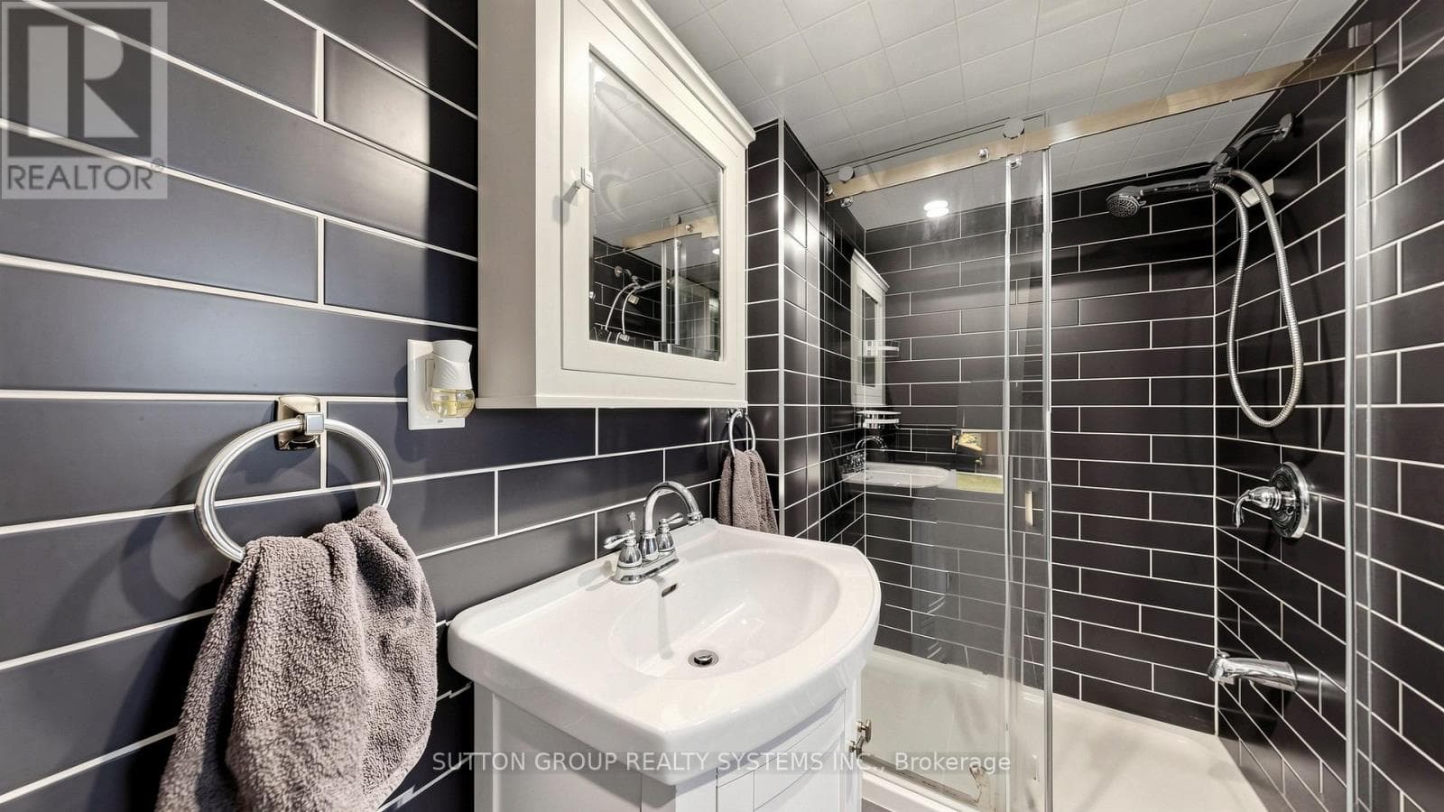 Regal Heights detached on oversized lot with three kitchens and separate-entrance basement 34