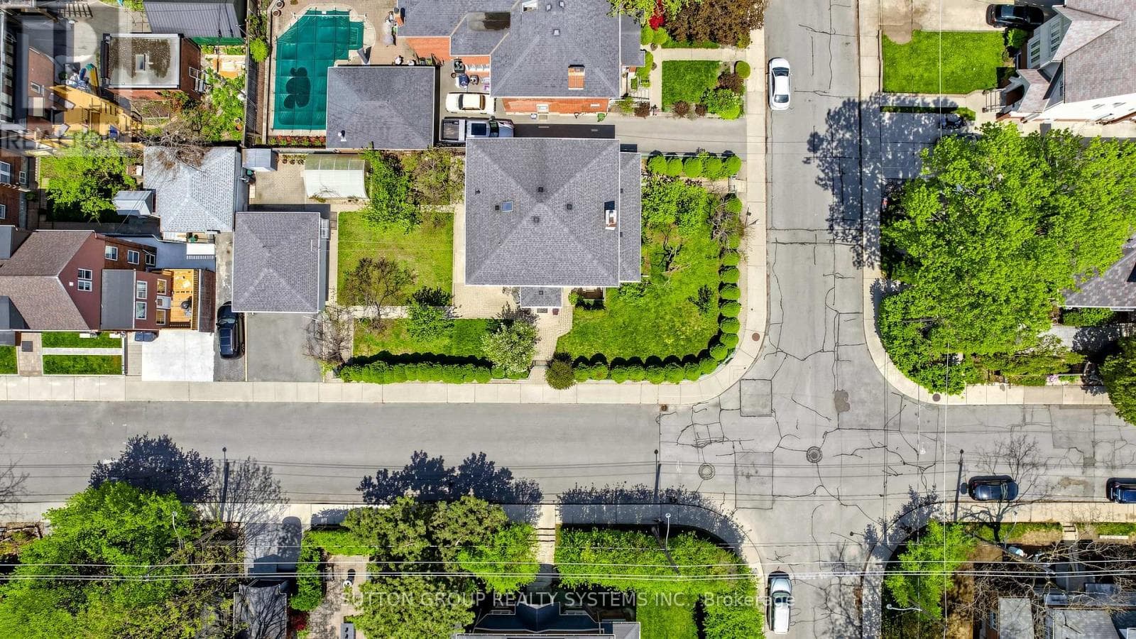 Regal Heights detached on oversized lot with three kitchens and separate-entrance basement 44