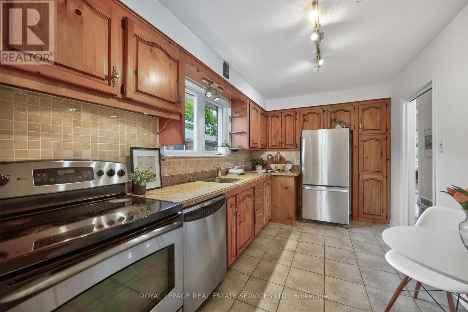 Markland Wood mid-century detached with separate side entrance and in-law suite potential 11